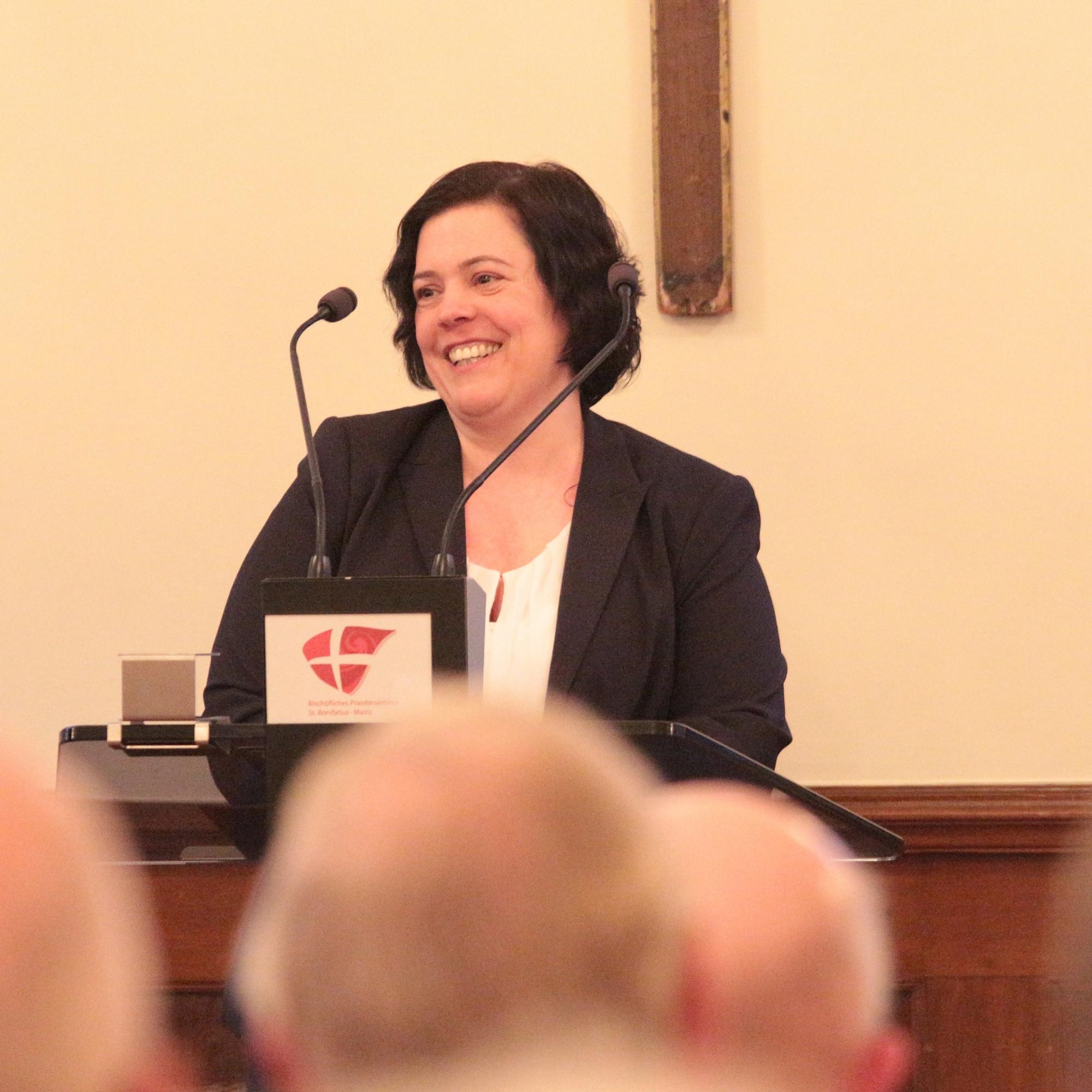 Mainz, 14. April 2023: Stephanie Rieth würdigte das Engagement der Gesellschaft für mittelrheinische Kirchengeschichte.