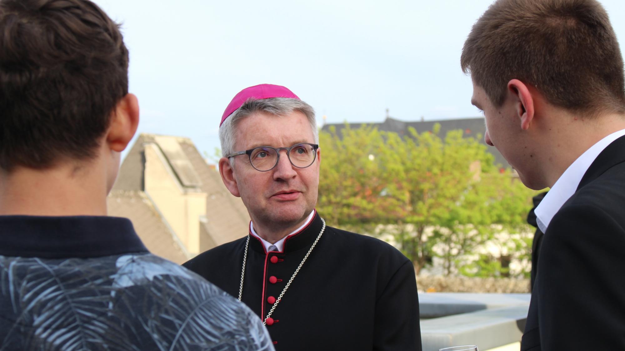 Mainz, 10. Mai 2023: Der Mainzer Bischof Peter Kohlgraf im Gespräch mit den neuen Bewohnern des Südflügels im Mainzer Priesterseminar.