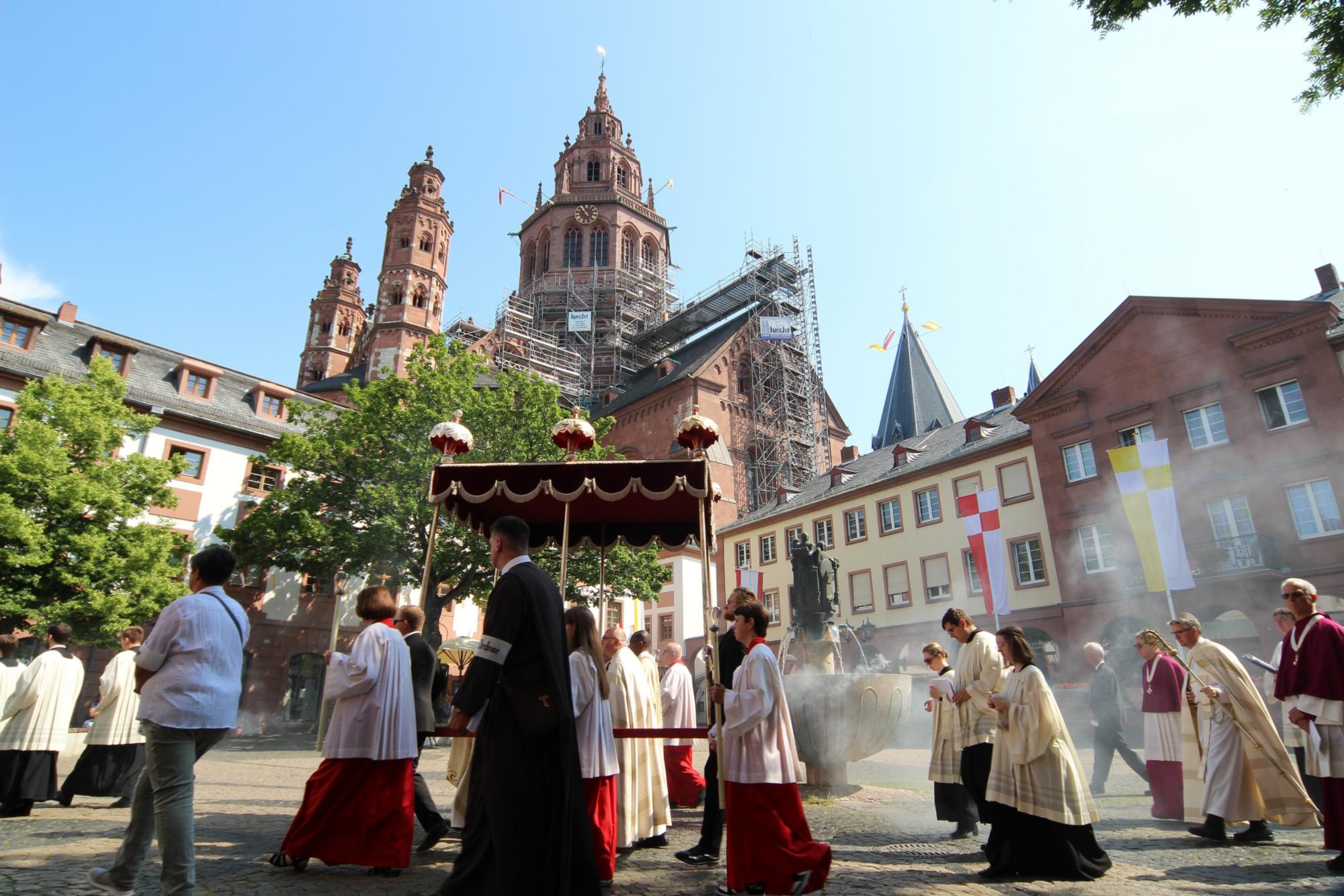 Mainz, 8. Juni 2023. Prozession an Fronleichnam in der Mainzer Altstadt.