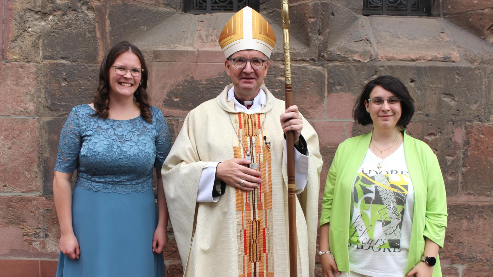 Mainz, 1. Juli 2023: Bischof Peter Kohlgraf mit den neu gesendeten Gemeindereferentinnen für das Bistum Mainz: Sophie Elisabeth Born (links) und Lena Reischert.