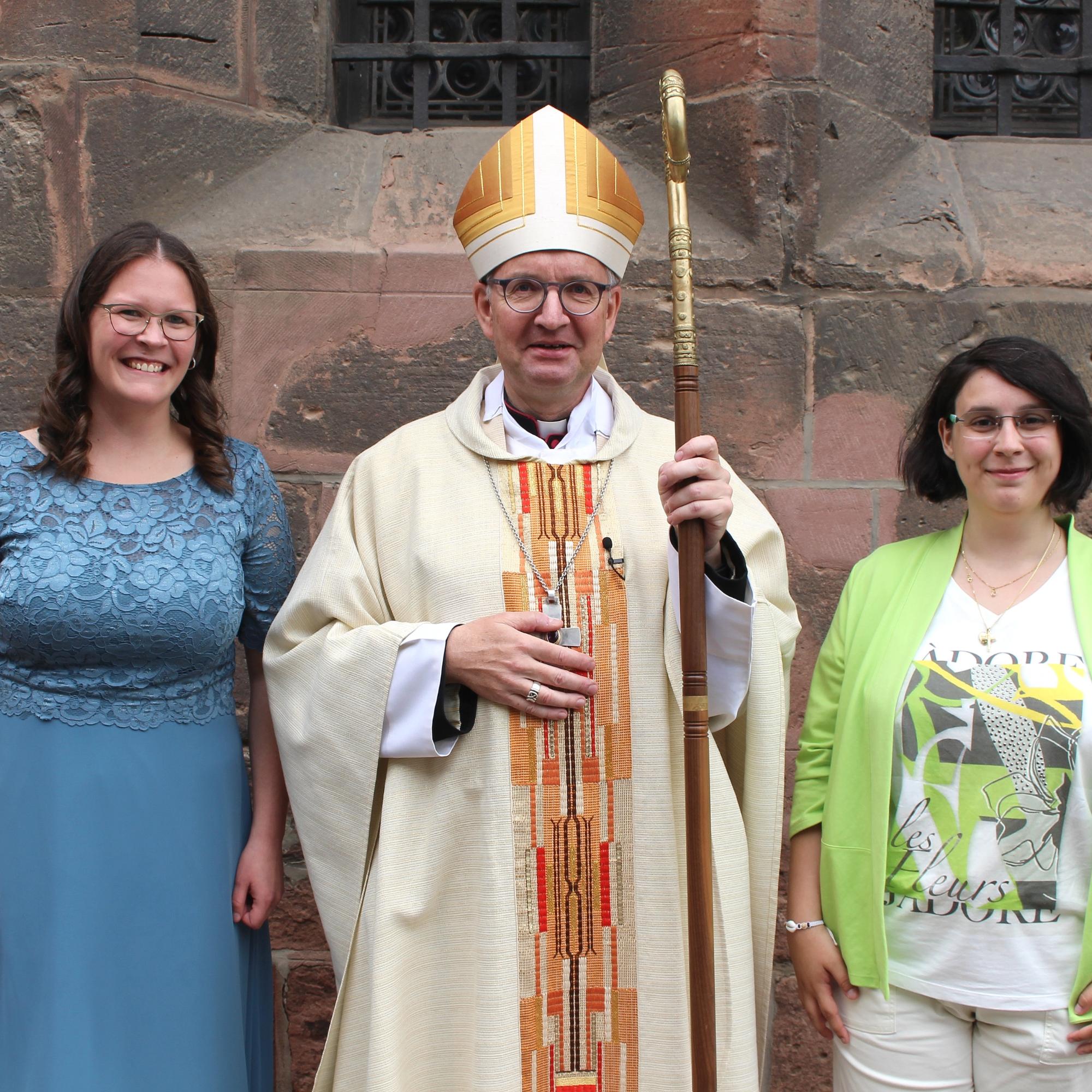 Mainz, 1. Juli 2023: Bischof Peter Kohlgraf mit den neu gesendeten Gemeindereferentinnen für das Bistum Mainz: Sophie Elisabeth Born (links) und Lena Reischert.