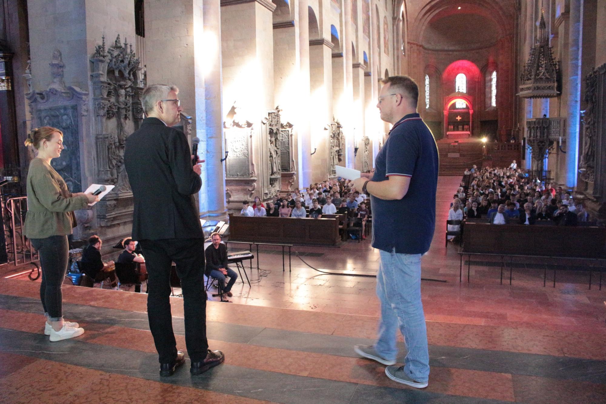 Mainz, 16. September 2023: Bischof Peter Kohlgraf im Gespräch mit Ann-Kathrin Marschall (links) und Michael Langer beim Auftakt des Firmbewerbertreffens im Mainzer Dom