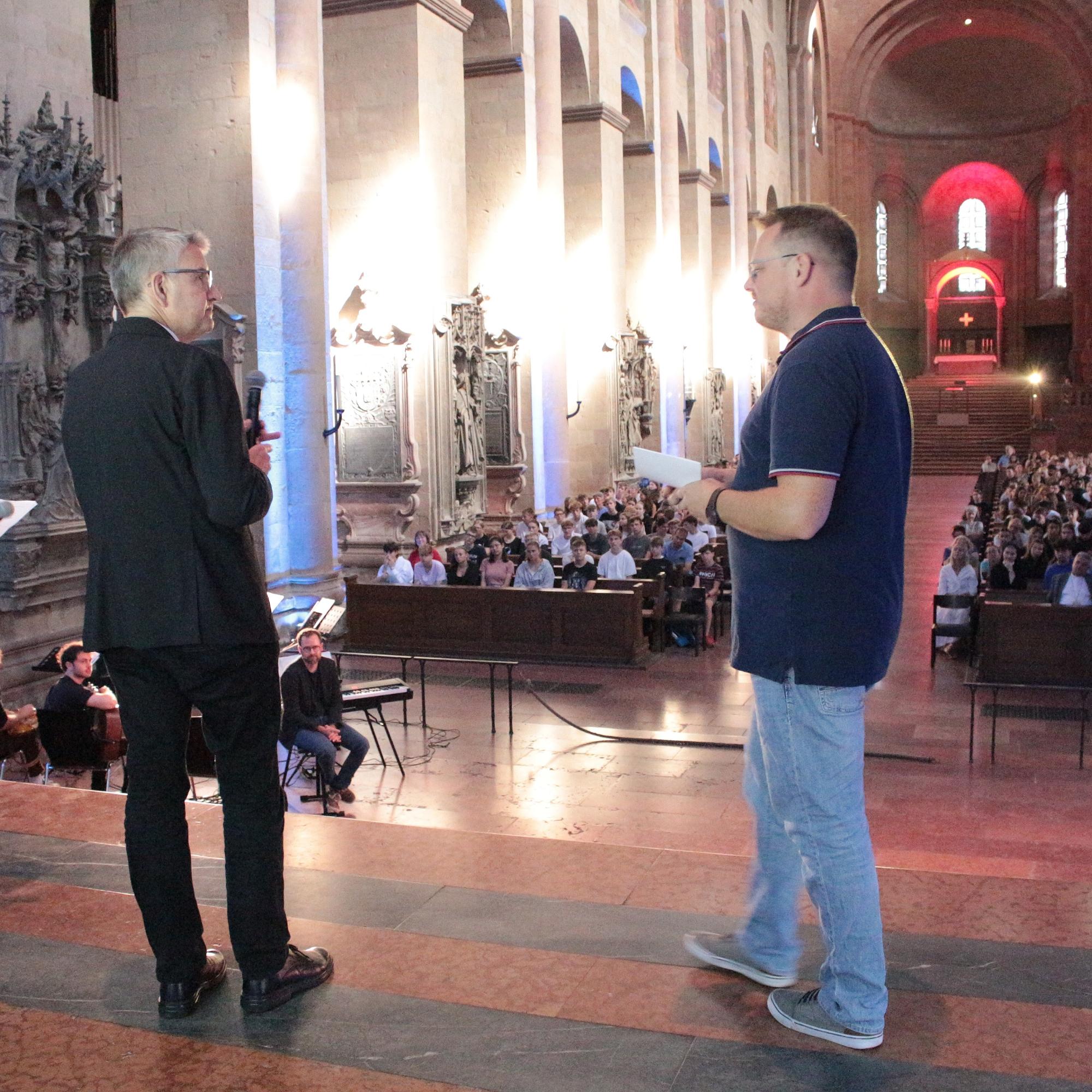 Mainz, 16. September 2023: Bischof Peter Kohlgraf im Gespräch mit Ann-Kathrin Marschall (links) und Michael Langer beim Auftakt des Firmbewerbertreffens im Mainzer Dom