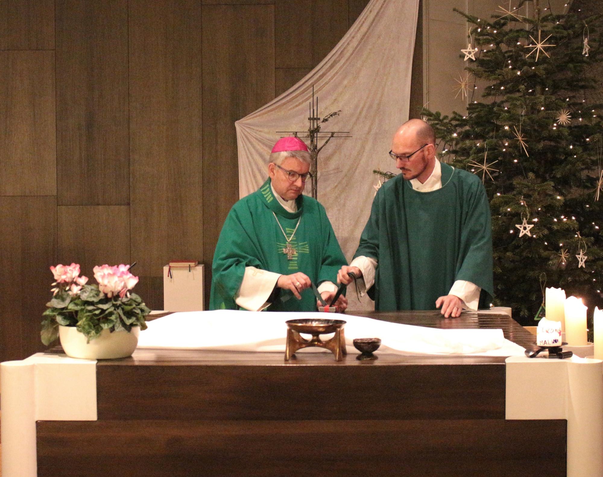 Ingelheim, 20. Januar 2024: Bischof Peter Kohlgraf entnimmt zur Profanierung zusammen mit Pfarrer Christian Feuerstein (rechts) die Bonifatius-Reliquien aus dem Altar von St. Paulus.
