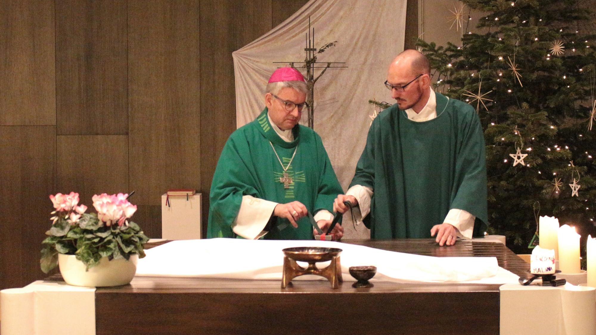 Ingelheim, 20. Januar 2024: Bischof Peter Kohlgraf entnimmt zur Profanierung zusammen mit Pfarrer Christian Feuerstein (rechts) die Bonifatius-Reliquien aus dem Altar von St. Paulus.