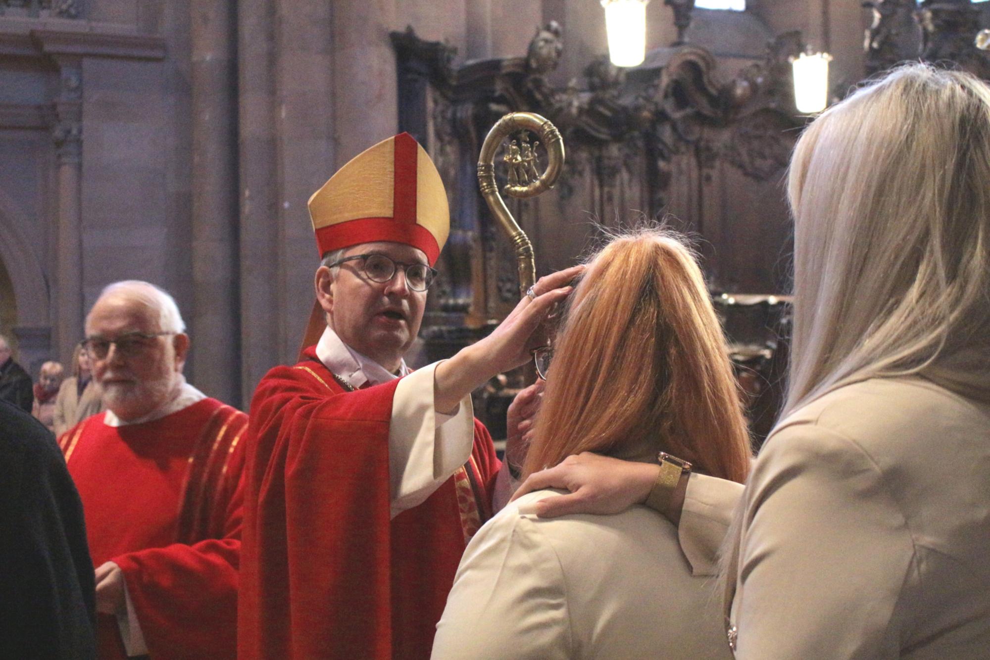 Mainz, 27. Januar 2024: Bischof Peter Kohlgraf firmte im Dom 28 Erwachsene aus dem Bistum.