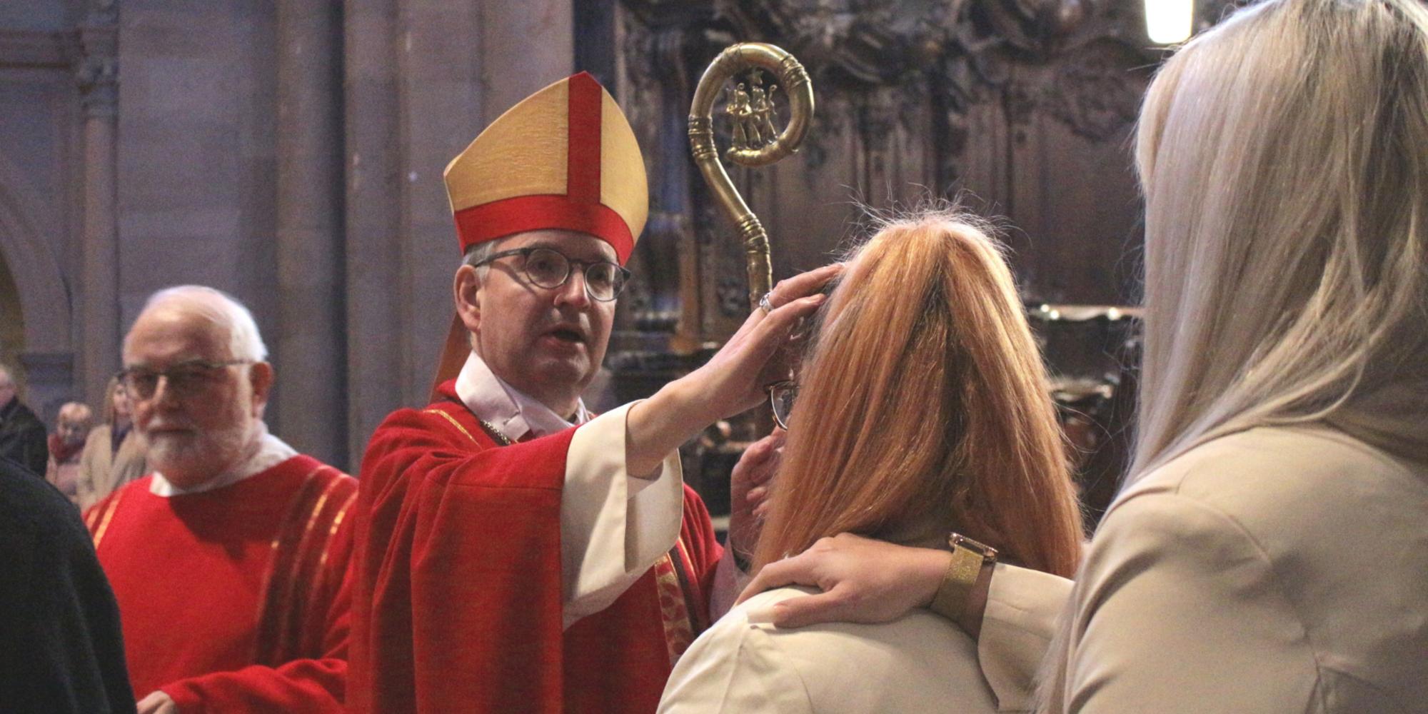 Mainz, 27. Januar 2024: Bischof Peter Kohlgraf firmte im Dom 28 Erwachsene aus dem Bistum.