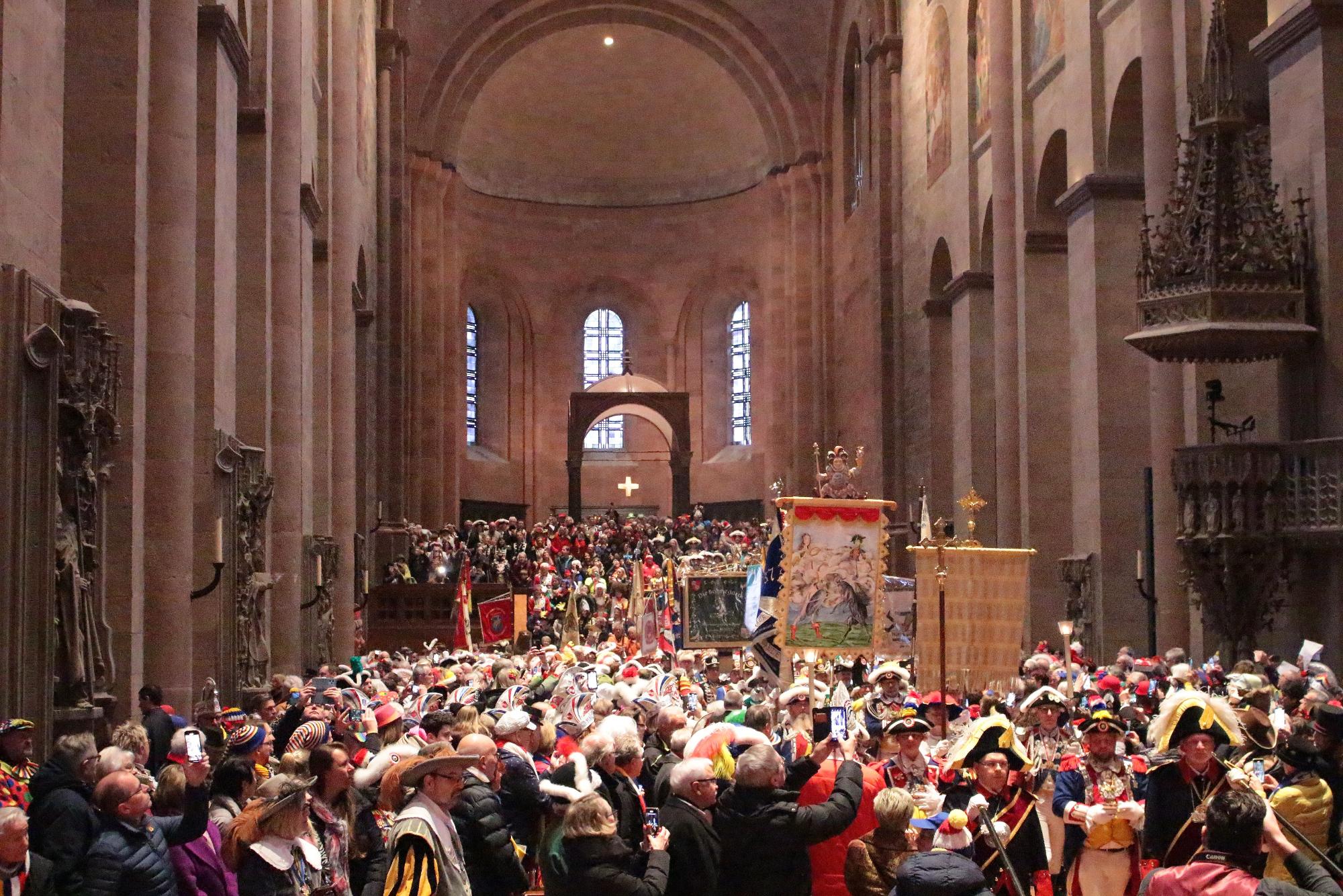 Mainz, 11. Februar 2024: Fastnachtssonntag um 8.30 Uhr - der Mainzer Dom ist beim Gardegottesdienst vollbesetzt. (c) Bistum Mainz / Blum