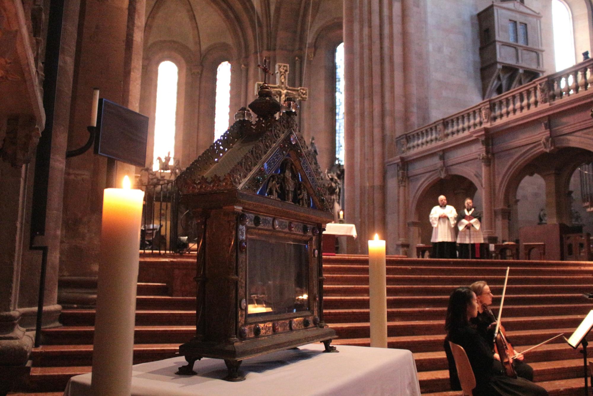 Mainz, 25. Februar 2024: Beim Abendlob wurde das Schweißtuch Christi vor den Stufen zum Altar im Mainzer Dom aufgestellt.