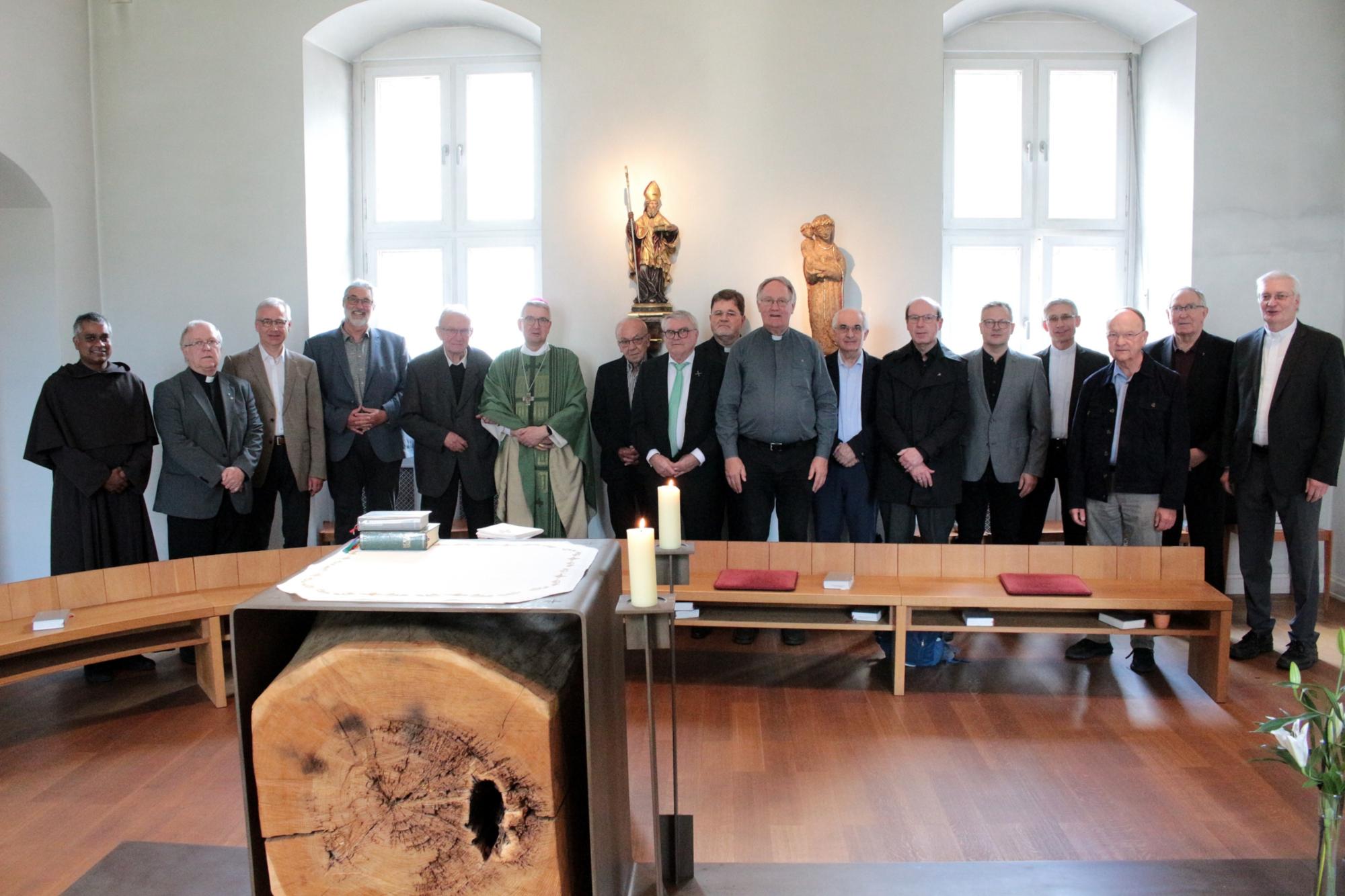 Mainz, 23. Mai 2024: Bischof Peter Kohlgraf feierte mit den Weihejubilaren in der Bonifatiuskapelle des Priesterseminars Gottesdienst. (c) Bistum Mainz / Blum