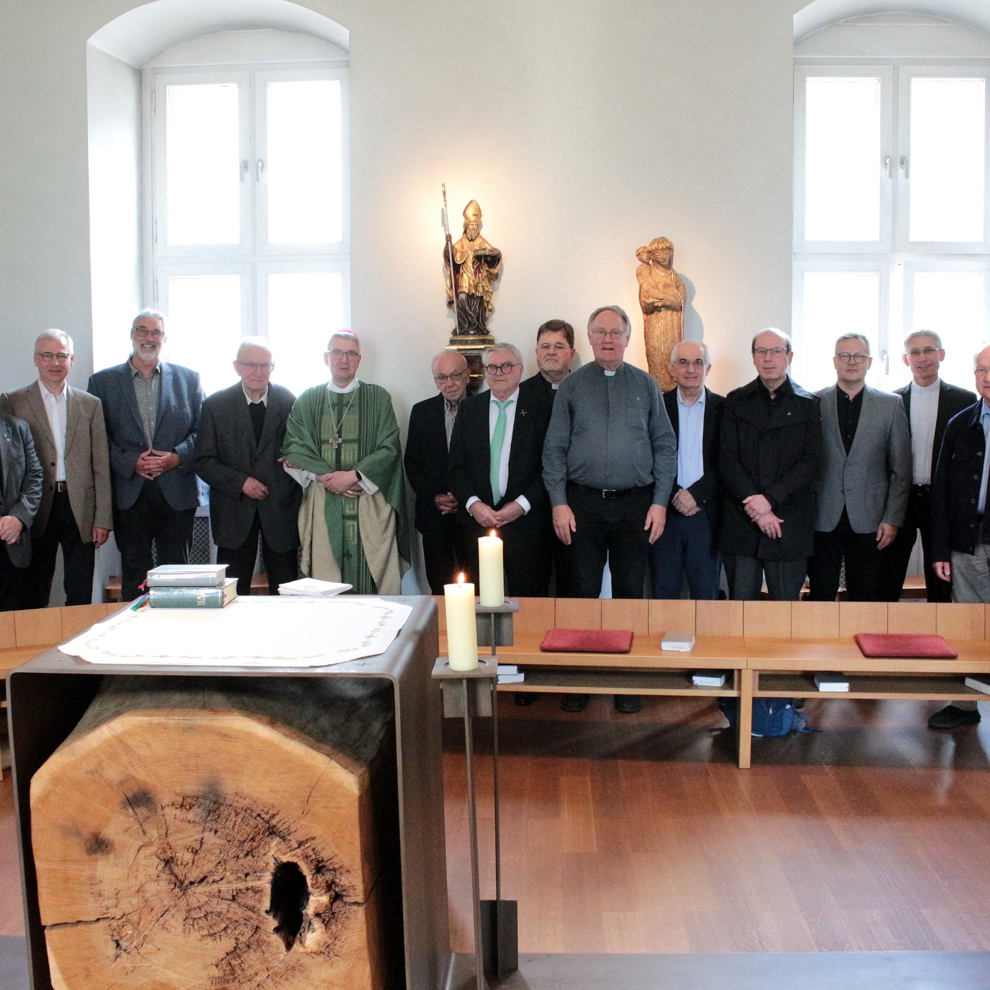 Mainz, 23. Mai 2024: Bischof Peter Kohlgraf feierte mit den Weihejubilaren in der Bonifatiuskapelle des Priesterseminars Gottesdienst.