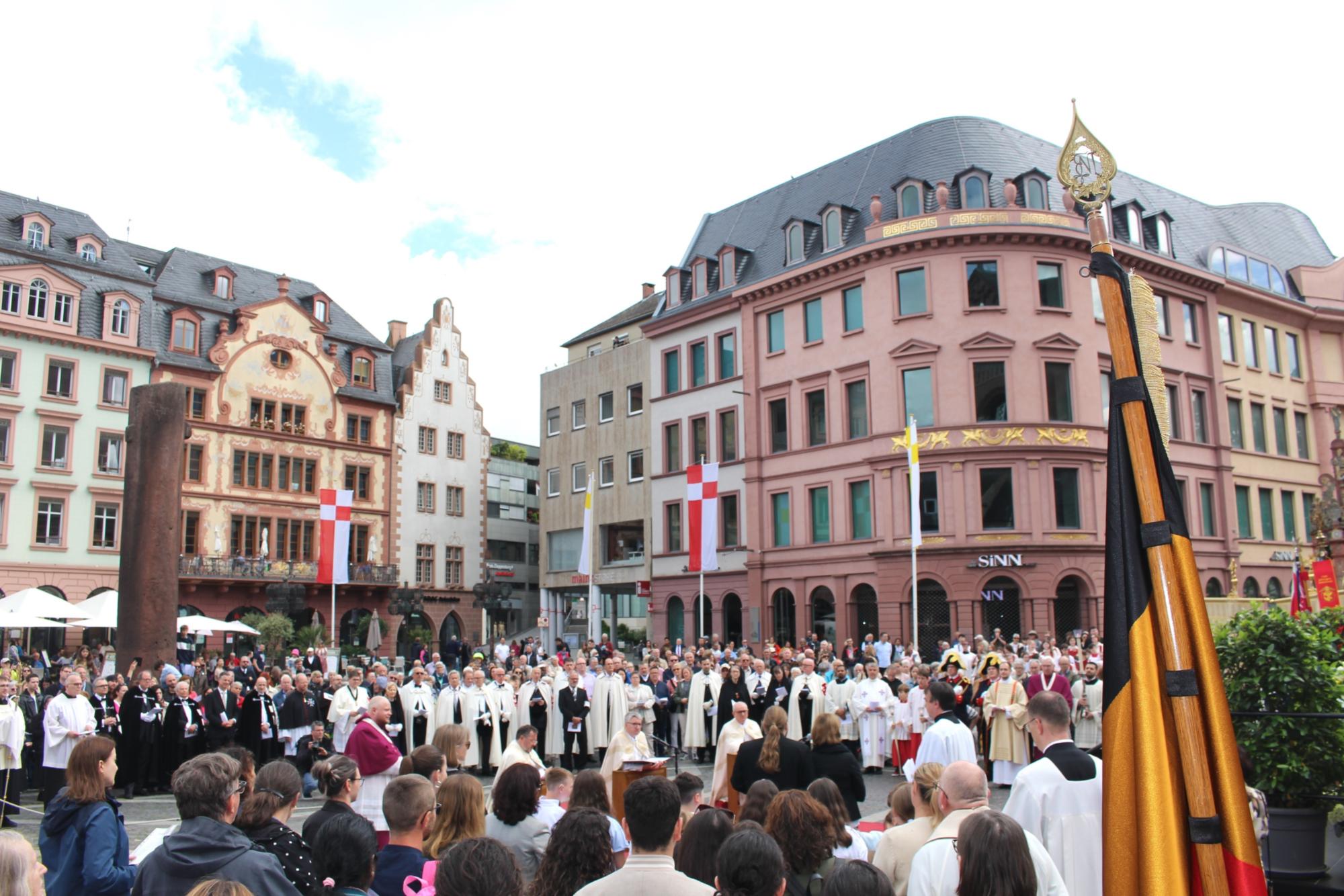 Mainz, 30. Mai 2024: In diesem Jahr fand der Abschluss der Fronleichnamsprozession auf dem Marktplatz statt.