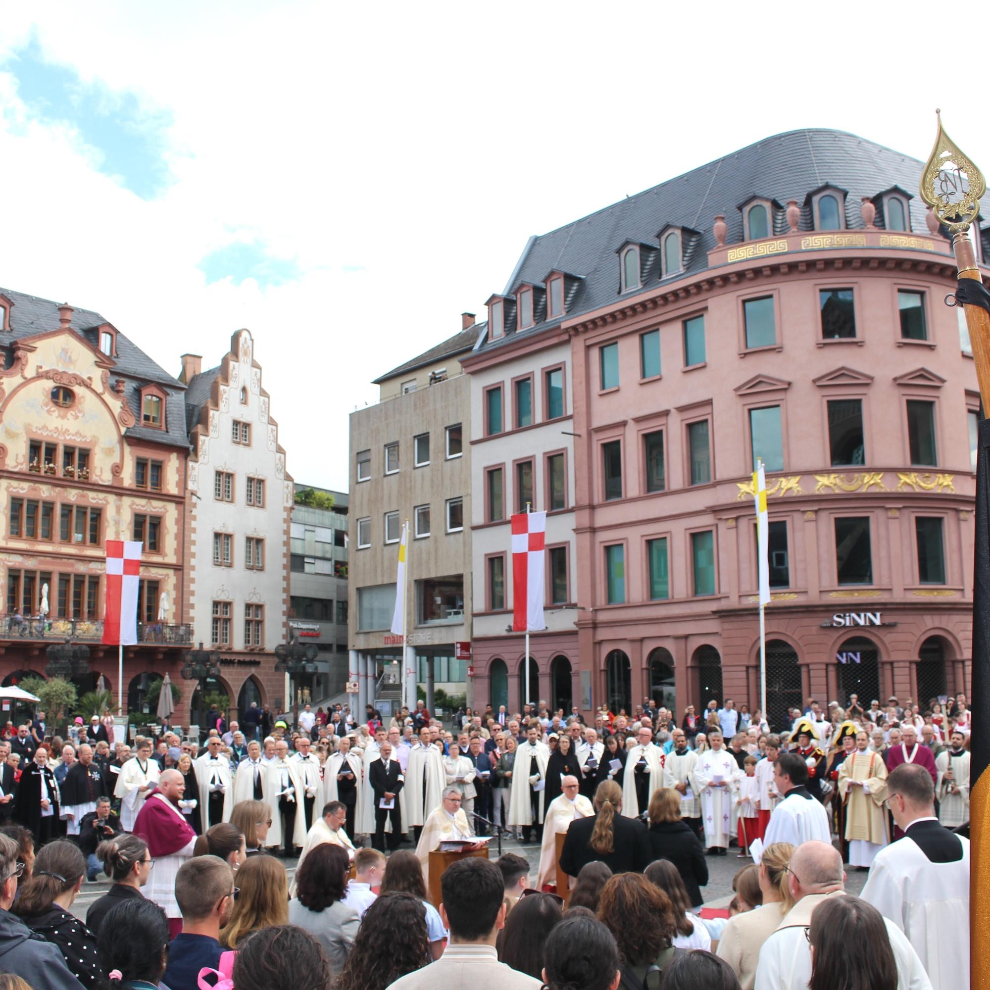 Mainz, 30. Mai 2024: In diesem Jahr fand der Abschluss der Fronleichnamsprozession auf dem Marktplatz statt.