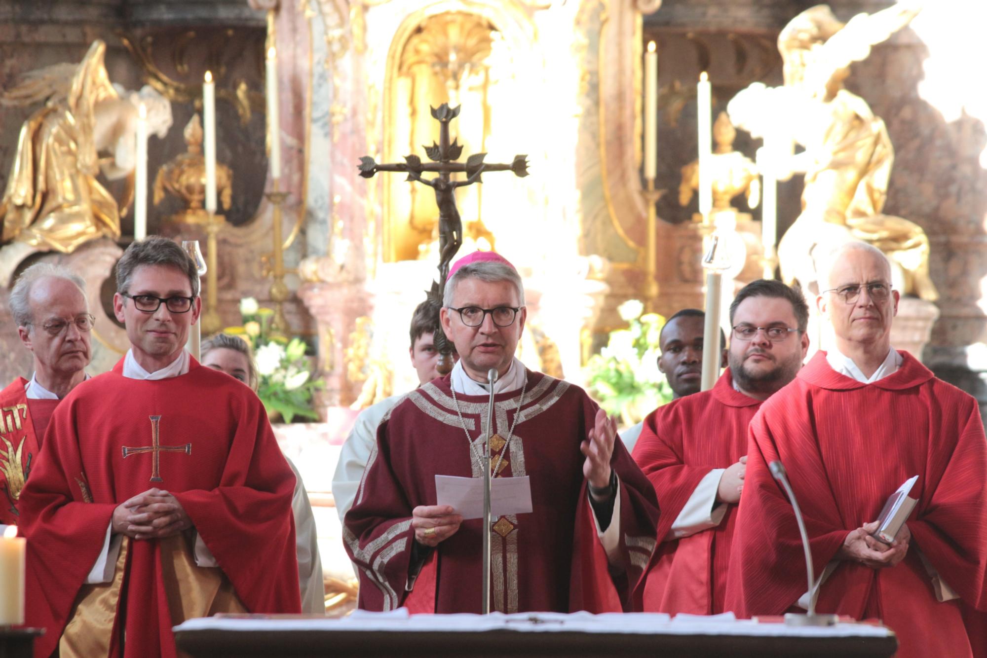 Mainz, 6. Juni 2024: Bischof Peter Kohlgraf feierte den Gottesdienst zum Bonifatiusfest in der Mainzer Seminarkirche unter anderem mit dem neuen Regens Michael Leja (links) und Personaldezernent Hans-Jürgen Eberhardt (ganz rechts).