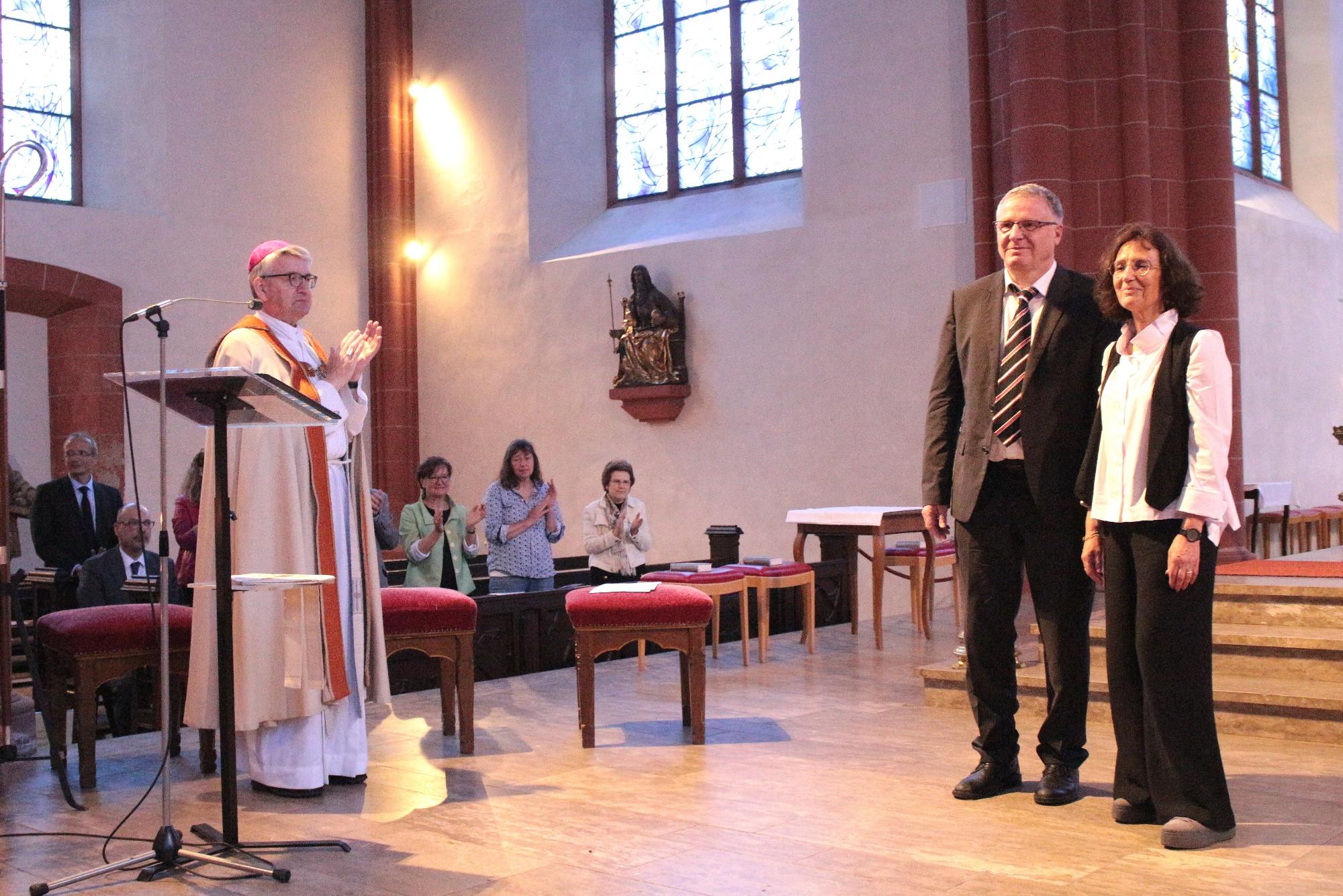 Mainz, 19. Juni 2024: Applaus für Jürgen Weiler und Diana  Lauff auch von Bischof Peter Kohlgraf (links) (c) Bistum Mainz / Blum