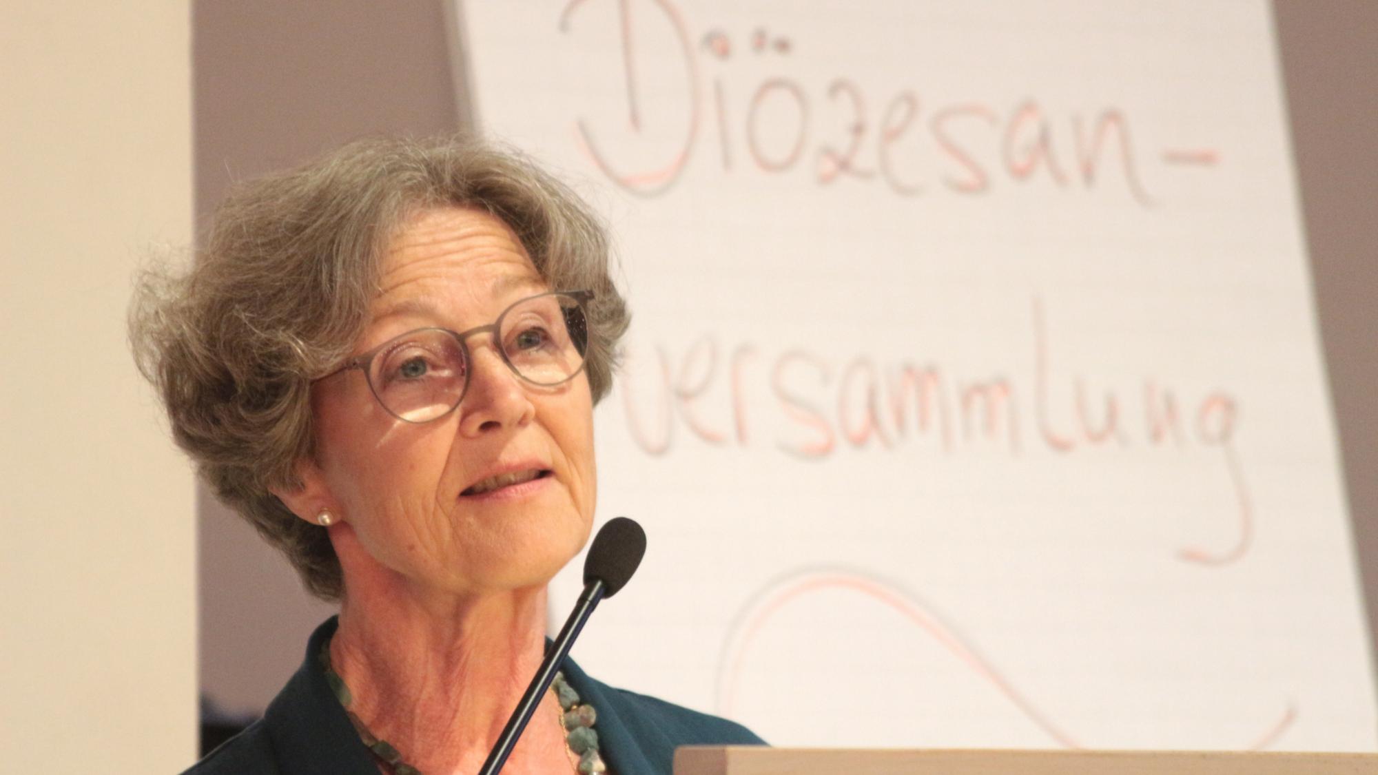 Mainz, 21. Juni 2024: Dr. Susanne Barner (70) ist bei der konstituierenden Sitzung der Diözesanversammlung im Bistum Mainz in ihrem Amt als Geschäftsführende Vorsitzende bestätigt worden.