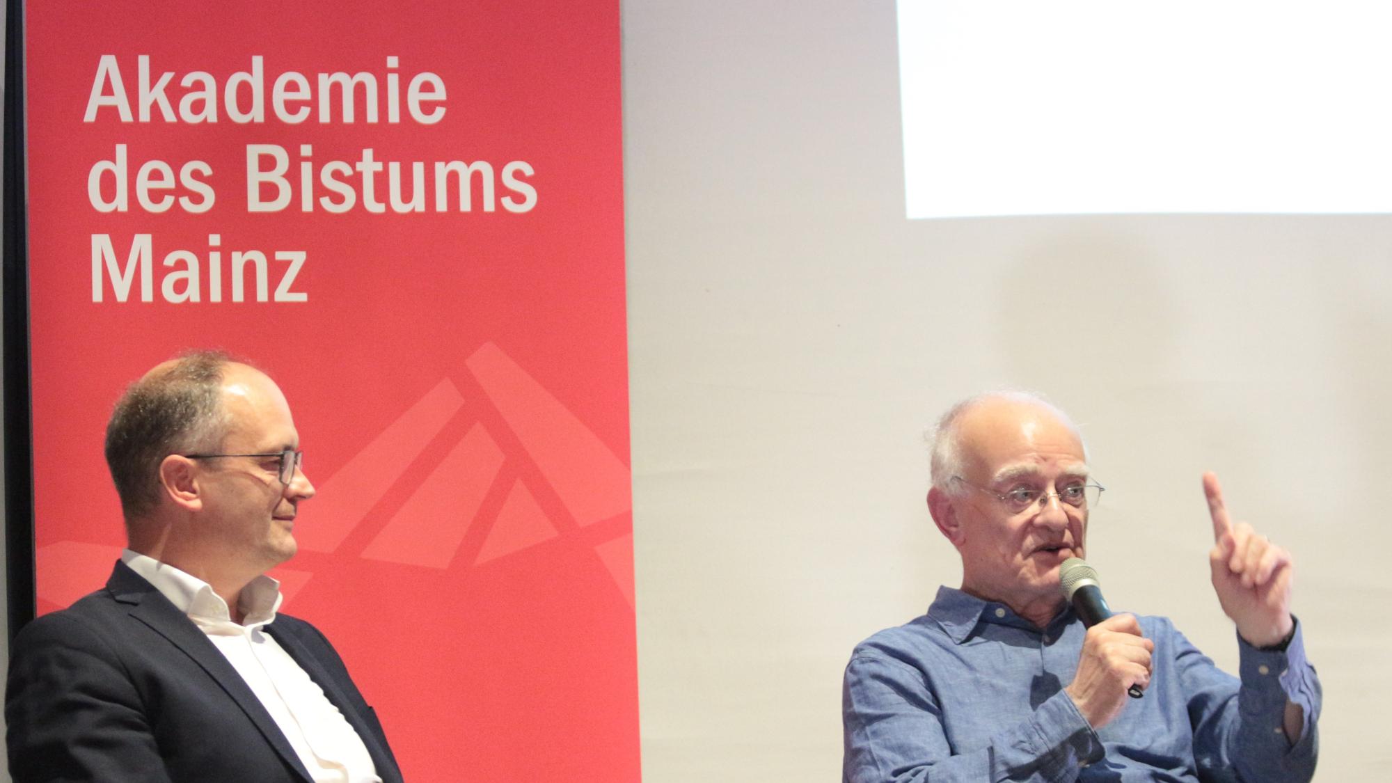 Mainz, 5. September 2024: Der britische Komponist John Rutter (rechts) stellte sich bei seinem ersten Mainz-Besuch den Fragen von Andreas Linsenmann.