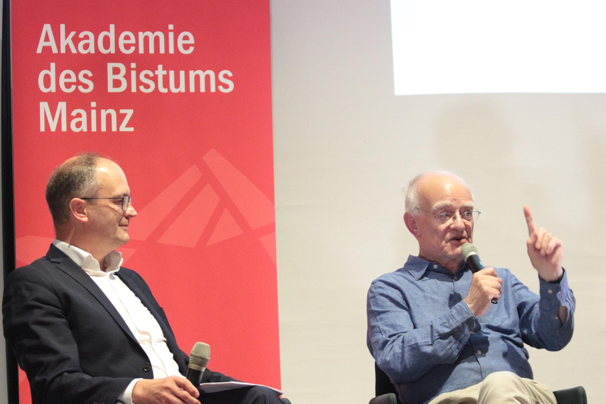 Mainz, 5. September 2024: Der britische Komponist John Rutter (rechts) stellte sich bei seinem ersten Mainz-Besuch den Fragen von Andreas Linsenmann.