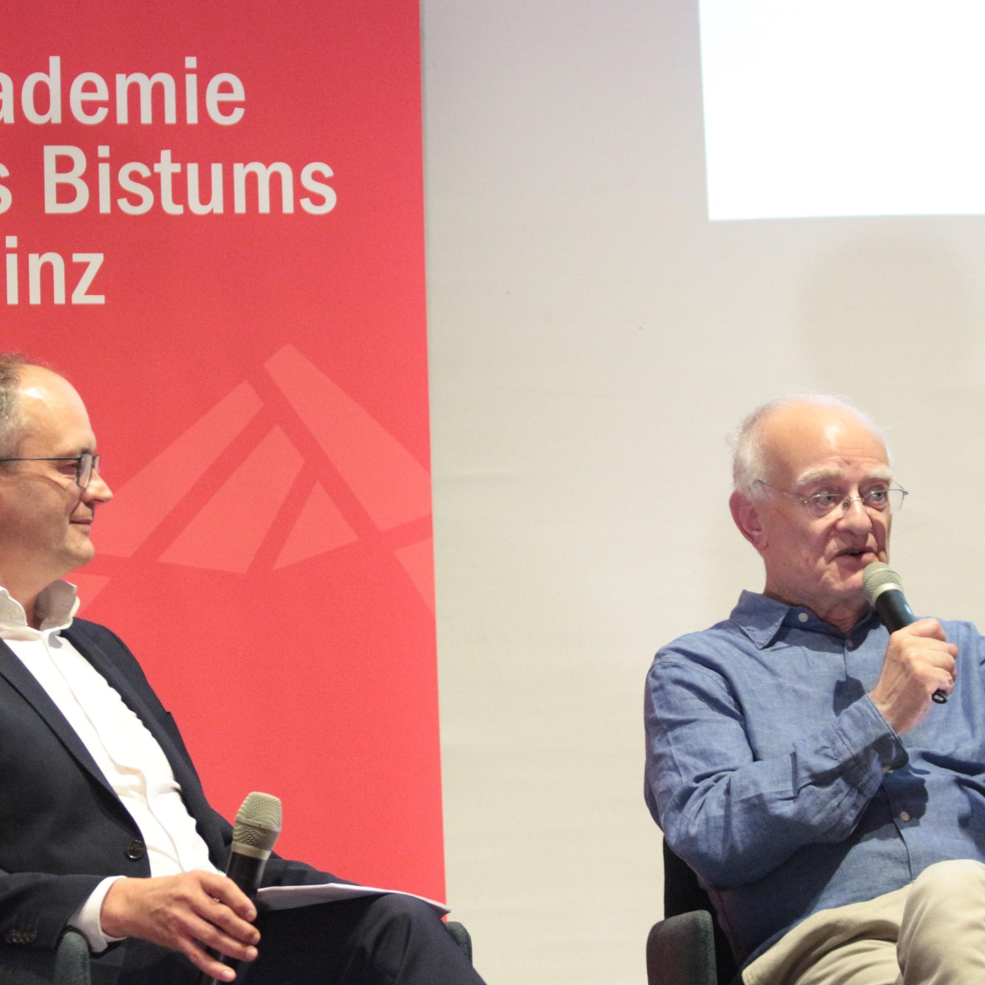 Mainz, 5. September 2024: Der britische Komponist John Rutter (rechts) stellte sich bei seinem ersten Mainz-Besuch den Fragen von Andreas Linsenmann.