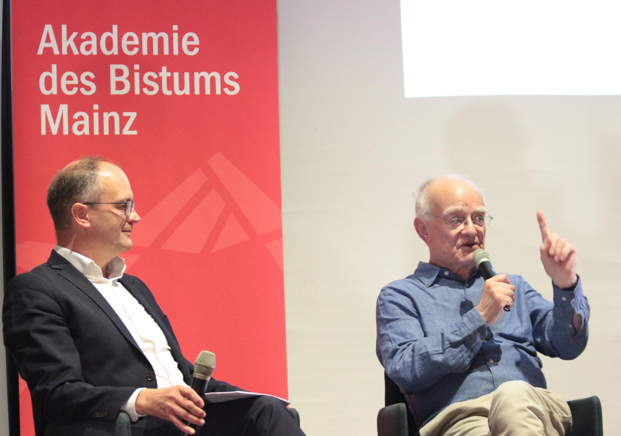 Mainz, 5. September 2024: Der britische Komponist John Rutter (rechts) stellte sich bei seinem ersten Mainz-Besuch den Fragen von Andreas Linsenmann. (c) Bistum Mainz / Blum