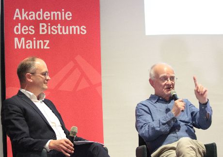 Mainz, 5. September 2024: Der britische Komponist John Rutter (rechts) stellte sich bei seinem ersten Mainz-Besuch den Fragen von Andreas Linsenmann.