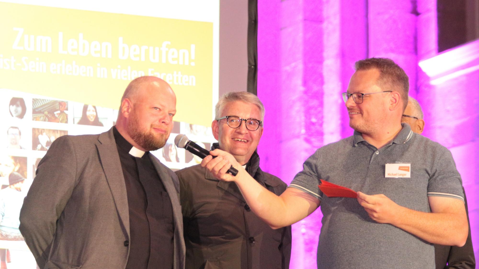 Mainz, 14. September 2024: Generalvikar Dr. Sebastian Lang (links) wurde von Michael Langer (rechts) gefragt, was ihn denn an seinem Beruf Spaß mache und brachte mit seiner Antwort auch den Mainzer Bischof Peter Kohlgraf zum Lachen.