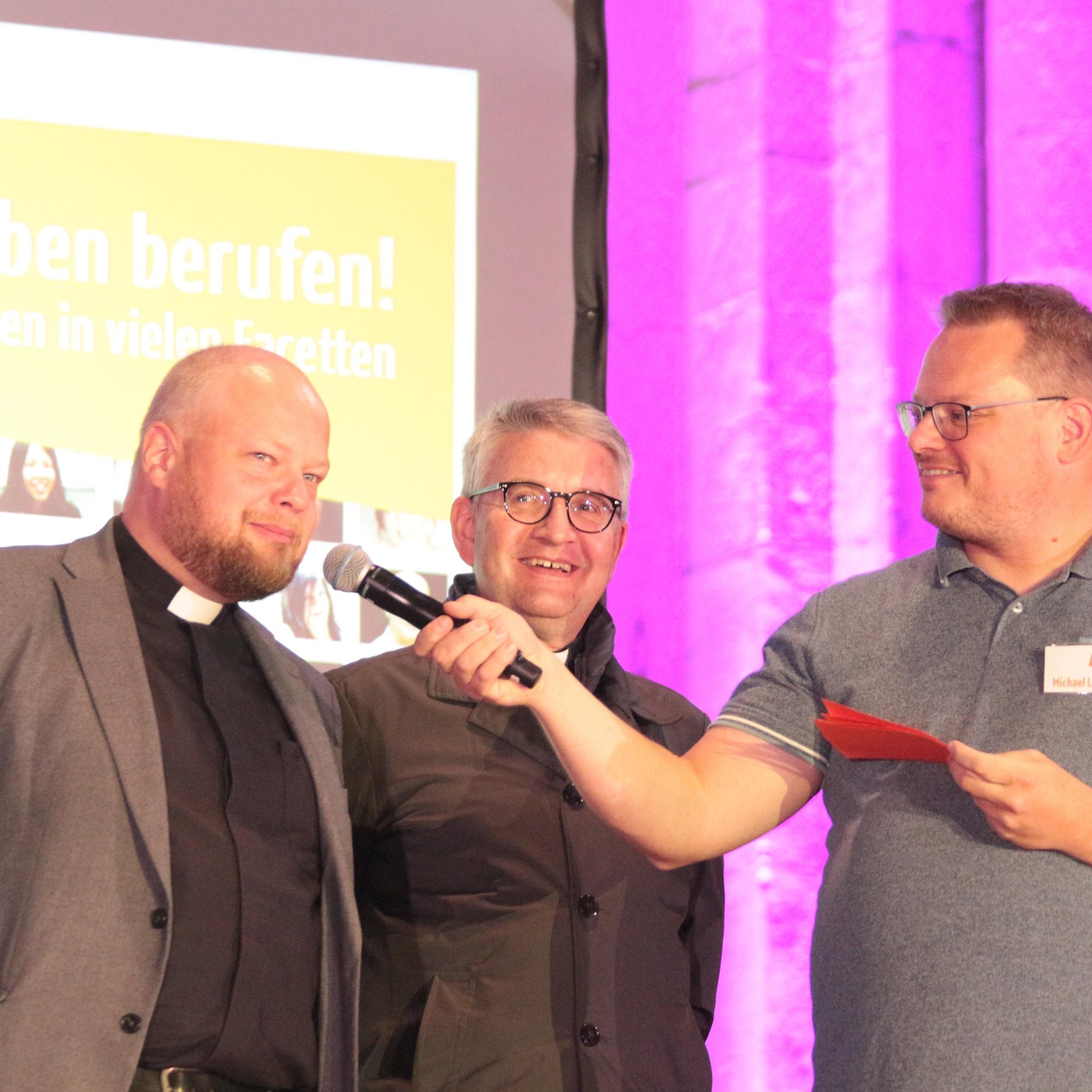 Mainz, 14. September 2024: Generalvikar Dr. Sebastian Lang (links) wurde von Michael Langer (rechts) gefragt, was ihn denn an seinem Beruf Spaß mache und brachte mit seiner Antwort auch den Mainzer Bischof Peter Kohlgraf zum Lachen.