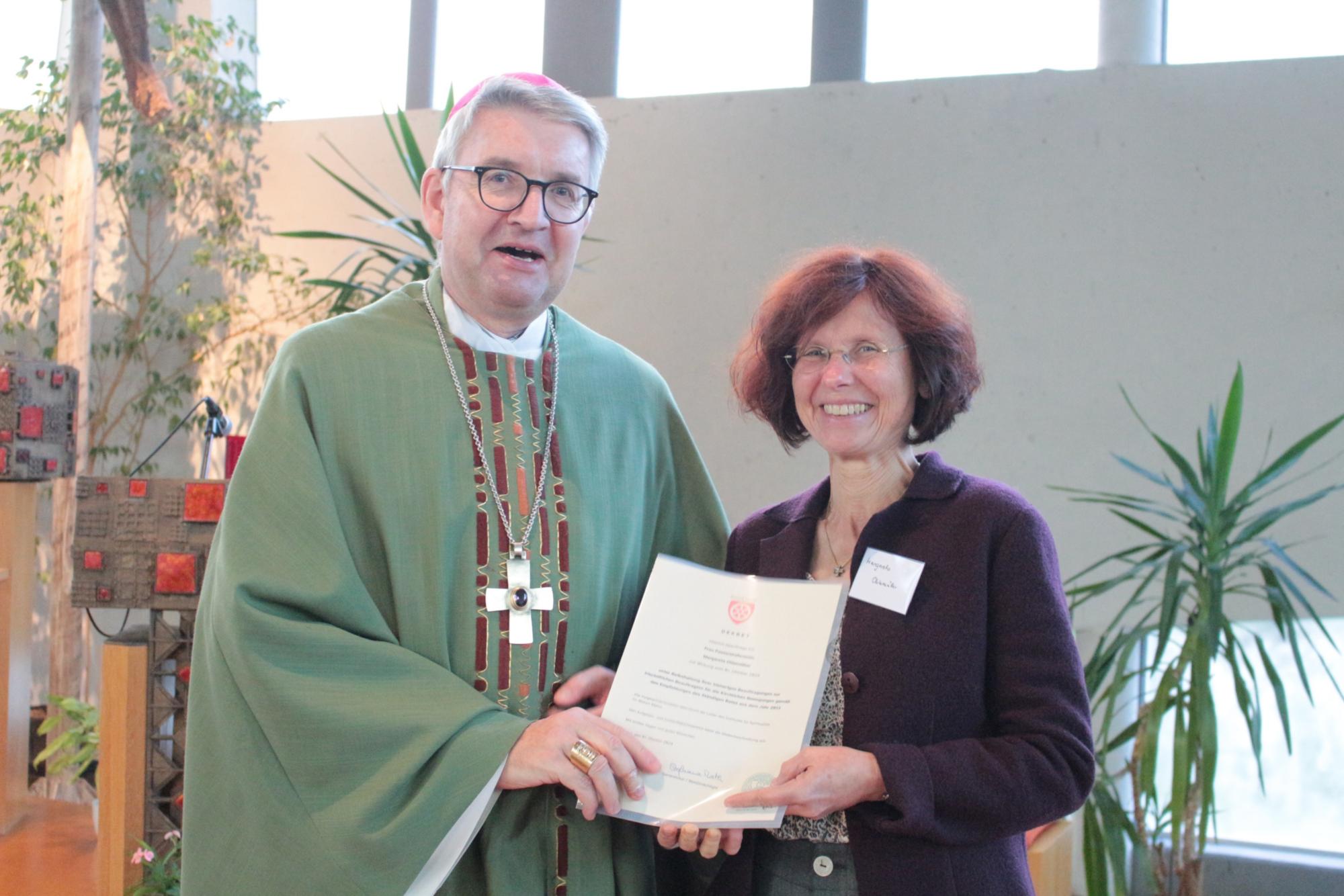 Rüsselsheim, 5. Oktober 2024: Bischof Peter Kohlgraf ernannte Margareta Ohlemüller zur Bischöflichen Beauftragten für die Geistlichen Gemeinschaften und Bewegungen im Bistum Mainz. (c) Bistum Mainz / Blum