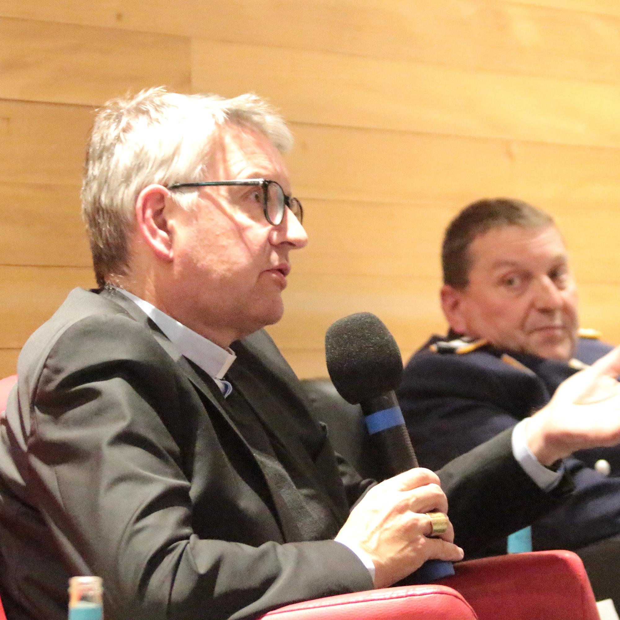 Mainz, 10. Oktober 2024: Bischof Peter Kohlgraf bei der Diskussion zum Friedenswort der Bischöfe; rechts: Oberstleutnant Ulrich Schäffer.