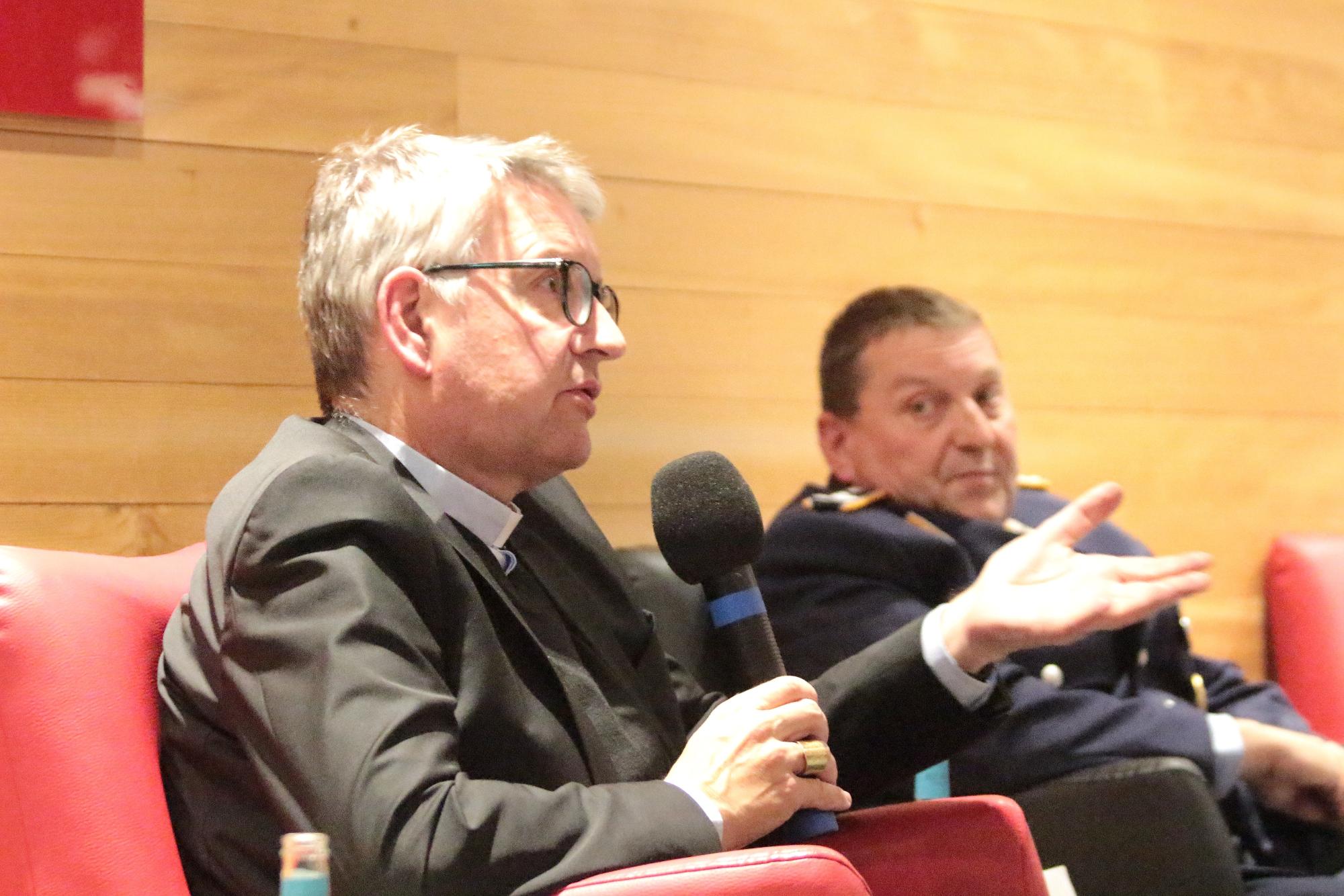 Mainz, 10. Oktober 2024: Bischof Peter Kohlgraf bei der Diskussion zum Friedenswort der Bischöfe; rechts: Oberstleutnant Ulrich Schäffer.