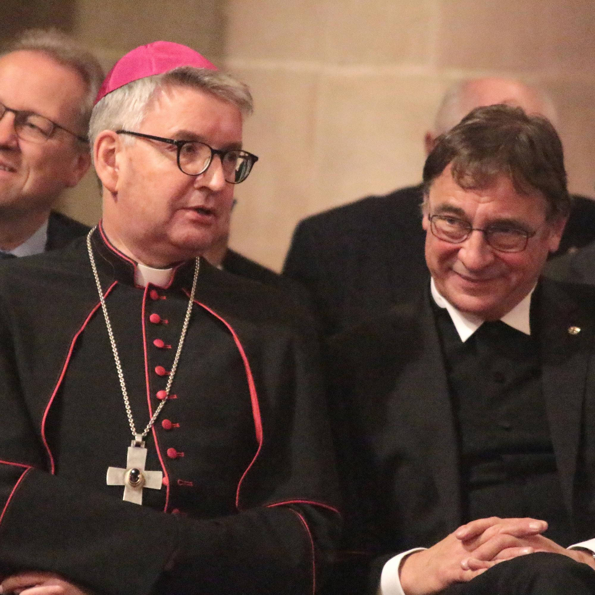 Mainz, 31. Oktober 2024: Bischof Peter Kohlgraf und Kirchenpräsident Volker Jung (rechts) bei der Reformationsfeier der EKHN in der Christuskirche.