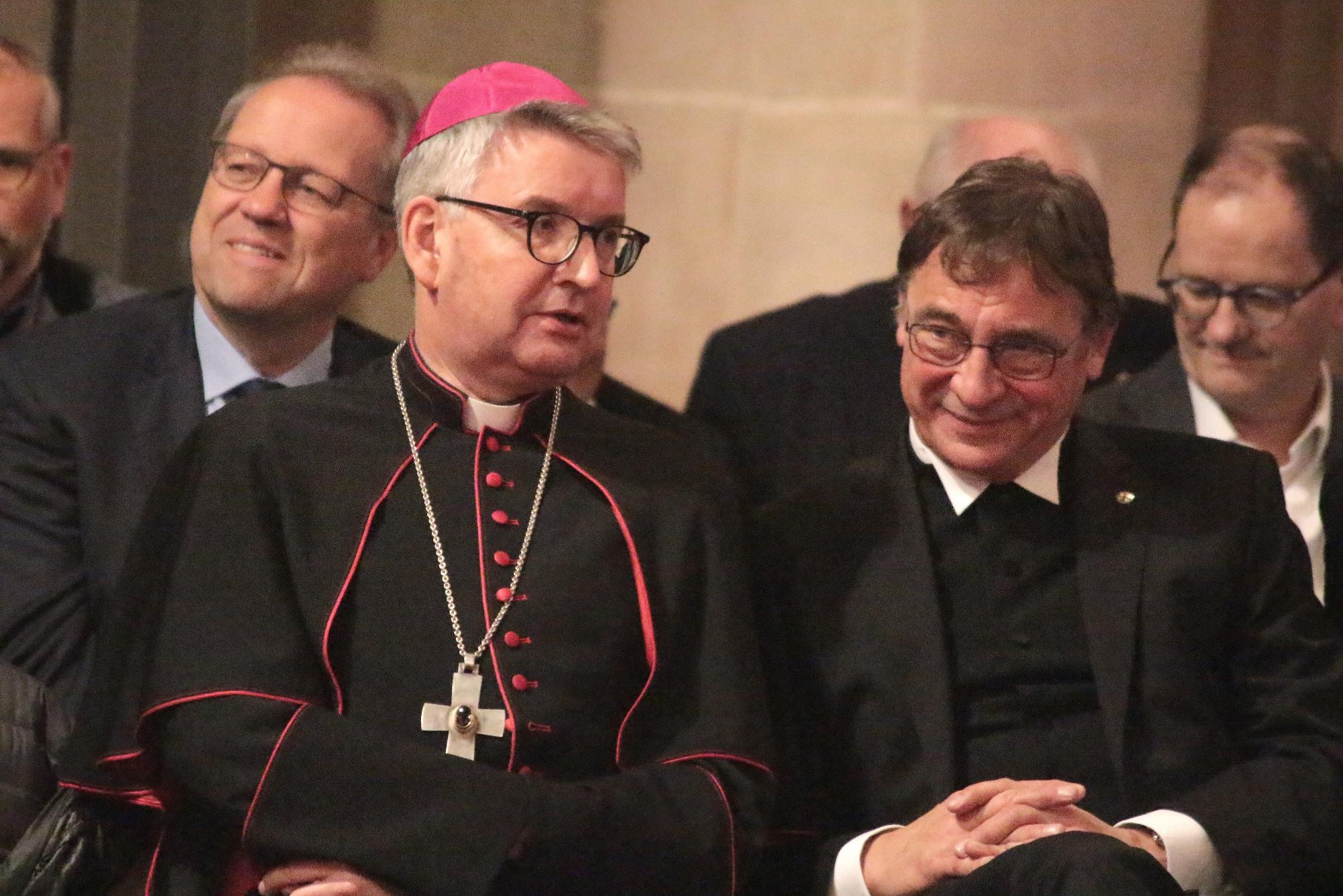 Mainz, 31. Oktober 2024: Bischof Peter Kohlgraf und Kirchenpräsident Volker Jung (rechts) bei der Reformationsfeier der EKHN in der Christuskirche. (c) Bistum Mainz / Blum