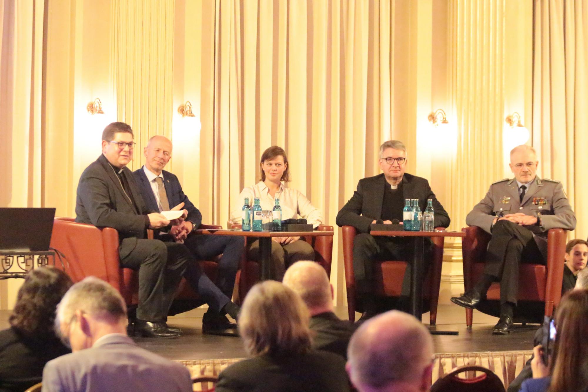 Wiesbaden, 19. November 2024: Podium beim St. Thomas Morus-Empfang (v.l.n.r.): Tonke Dennebaum, Staatsminister Armin Schwarz, Maike Seelhorst, Bischof Peter Kohlgraf und Oberst Siegfried Zeyer. (c) Bistum Mainz / Blum