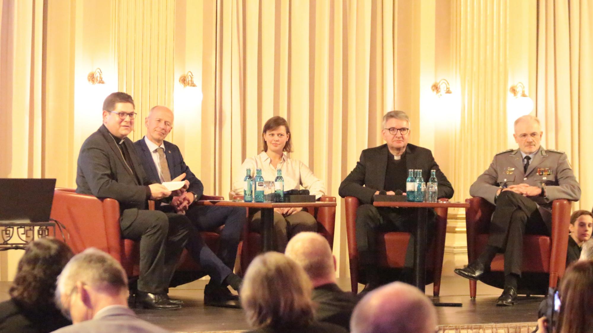 Wiesbaden, 19. November 2024: Podium beim St. Thomas Morus-Empfang (v.l.n.r.): Tonke Dennebaum, Staatsminister Armin Schwarz, Maike Seelhorst, Bischof Peter Kohlgraf und Oberst Siegfried Zeyer.