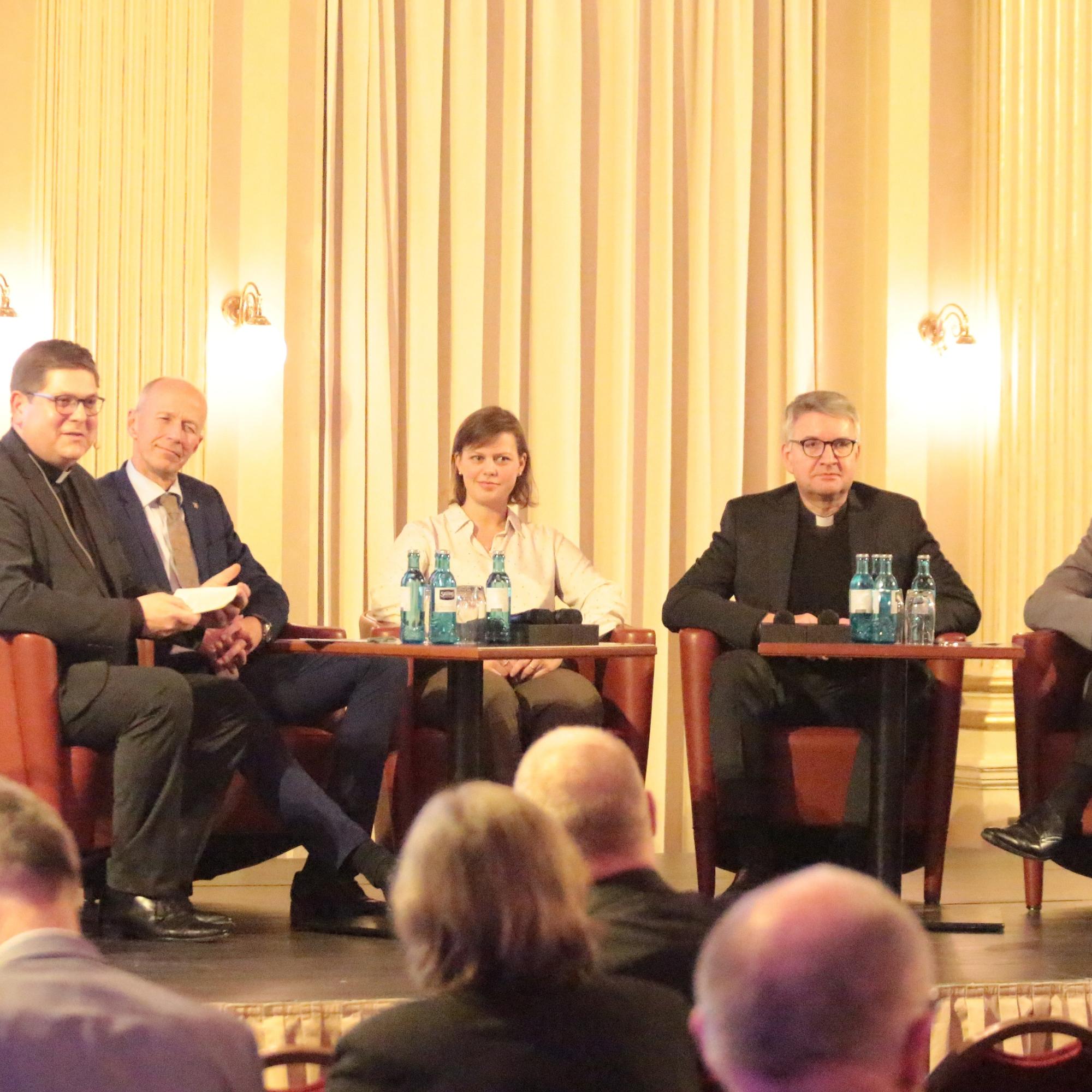 Wiesbaden, 19. November 2024: Podium beim St. Thomas Morus-Empfang (v.l.n.r.): Tonke Dennebaum, Staatsminister Armin Schwarz, Maike Seelhorst, Bischof Peter Kohlgraf und Oberst Siegfried Zeyer.