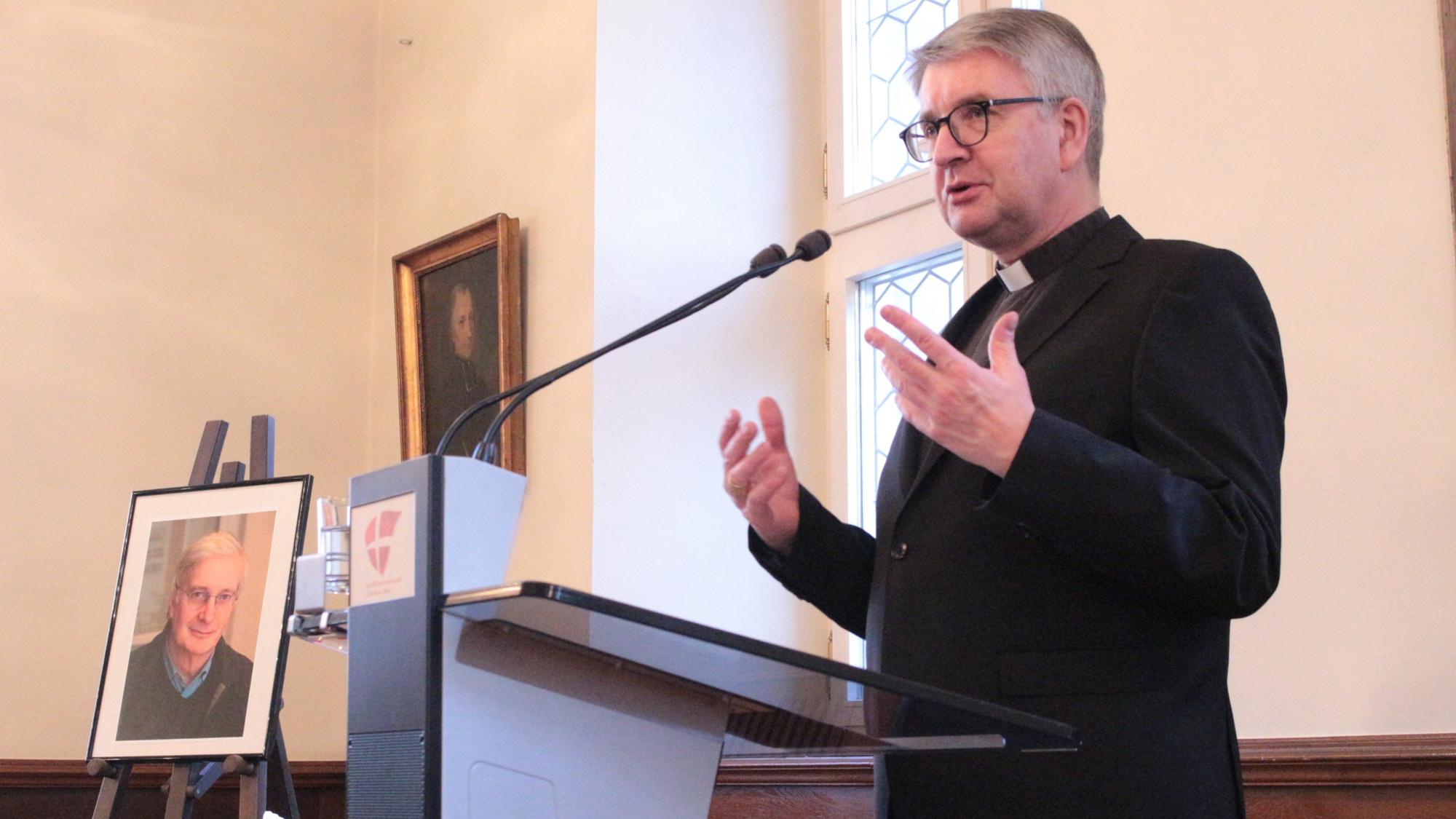 Mainz, 30. November 2024: Bischof Peter Kohlgraf beim Geistlichen Tag der Ständigen Diakone; links ein Foto des vor kurzem verstorbenen Bischöflichen Beauftragten für den Ständigen Diakonat, Pfarrer Markus Warsberg.