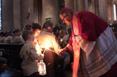 Mainz, 15. Dezember 2024: Bischof Peter Kohlgraf beim Verteilen des Friedenslcihtes aus Bethlehem im Mainzer Dom.