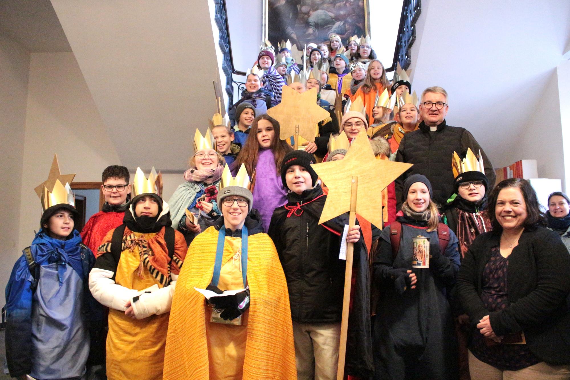 Mainz, 10. Januar 2025: Eine Sternsingergruppe der Martinus-Schule in der Weißliliengasse in Mainz war zu Gast im Bischöflichen Ordinariat und im Mainzer Bischofshaus. Der Mainzer Bischof Peter Kohlgraf empfing die Gruppe gemeinsam mit der Bevollmächtigten des Generalvikars, Ordinariatsdirektorin Stephanie Rieth, sowie Mitarbeiterinnen und Mitarbeitern im Bischöflichen Ordinariat. (c) Bistum Mainz / Blum