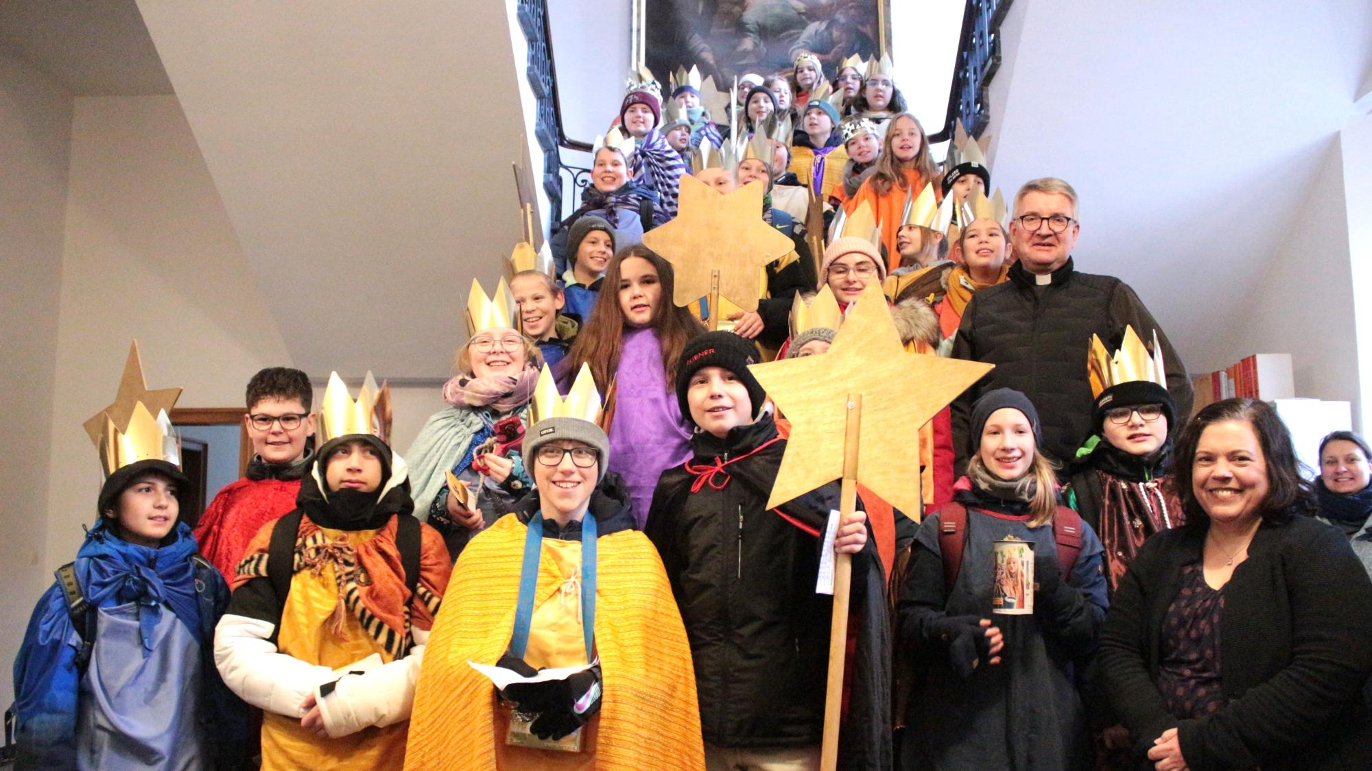 Mainz, 10. Januar 2025: Eine Sternsingergruppe der Martinus-Schule in der Weißliliengasse in Mainz war zu Gast im Bischöflichen Ordinariat und im Mainzer Bischofshaus. Der Mainzer Bischof Peter Kohlgraf empfing die Gruppe gemeinsam mit der Bevollmächtigten des Generalvikars, Ordinariatsdirektorin Stephanie Rieth, sowie Mitarbeiterinnen und Mitarbeitern im Bischöflichen Ordinariat.