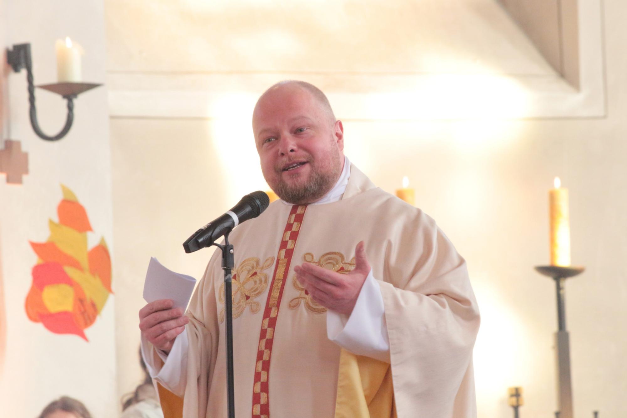 Bensheim, 12. Januar 2025: Generalvikar Dr. Sebastian Lang bei seiner Predigt im Gründungsgottesdienst der Pfarrei Heilig Geist  an der Bergstraße in der Kirche St. Georg.