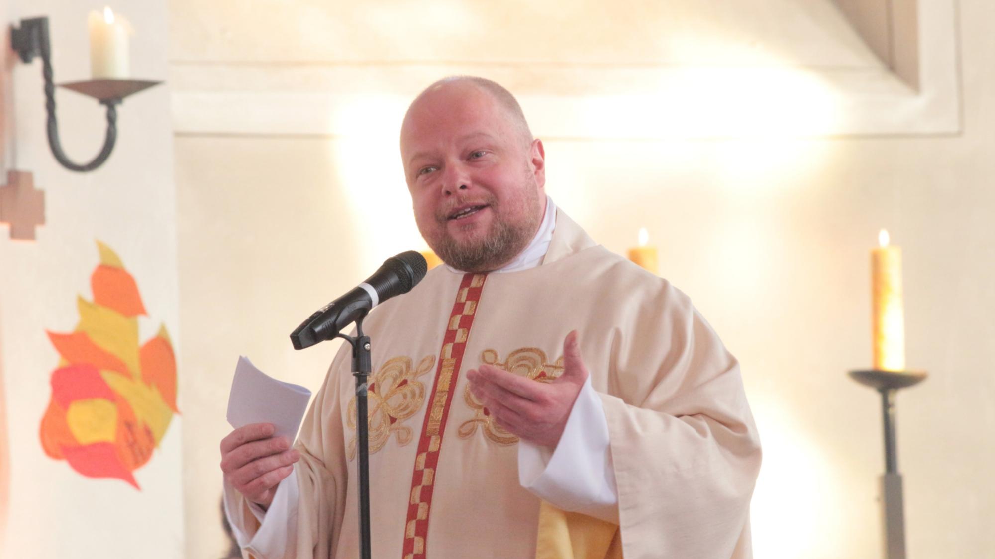 Bensheim, 12. Januar 2025: Generalvikar Dr. Sebastian Lang bei seiner Predigt im Gründungsgottesdienst der Pfarrei Heilig Geist  an der Bergstraße in der Kirche St. Georg.