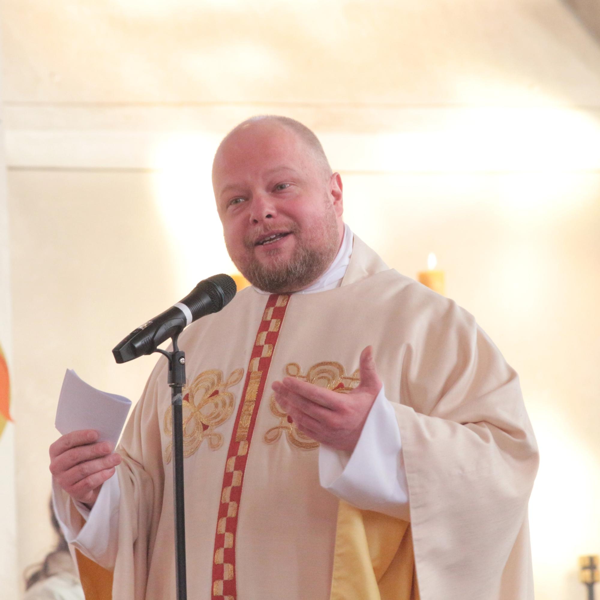 Bensheim, 12. Januar 2025: Generalvikar Dr. Sebastian Lang bei seiner Predigt im Gründungsgottesdienst der Pfarrei Heilig Geist  an der Bergstraße in der Kirche St. Georg.