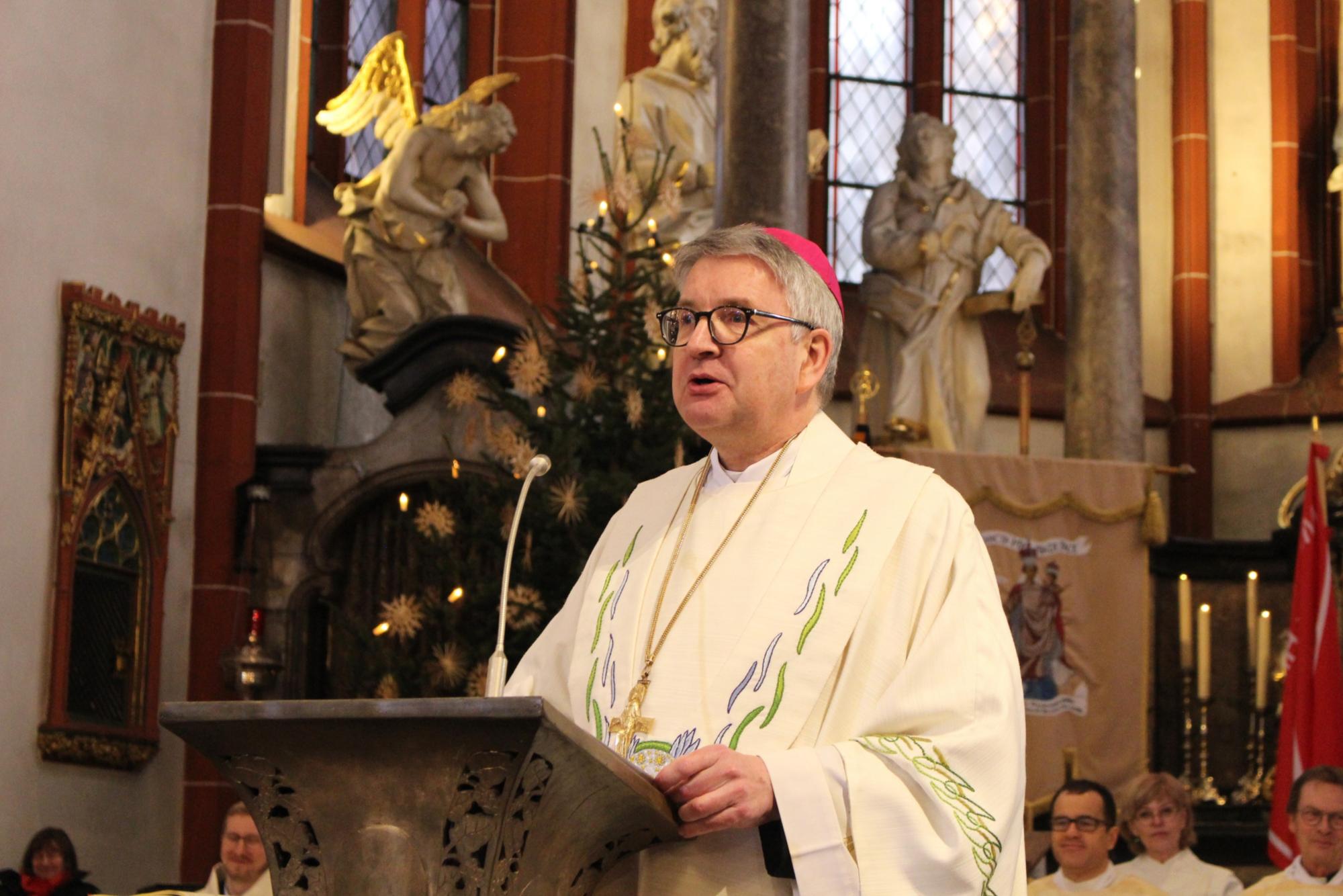 Bingen, 19. Januar 2025: Bischof Peter Kohlgraf bei seiner Predigt im Gründungsgottesdienst der Pfarrei Hl. Hildegard von Bingen, Rhein und Nahe. (c) Bistum Mainz / Blum