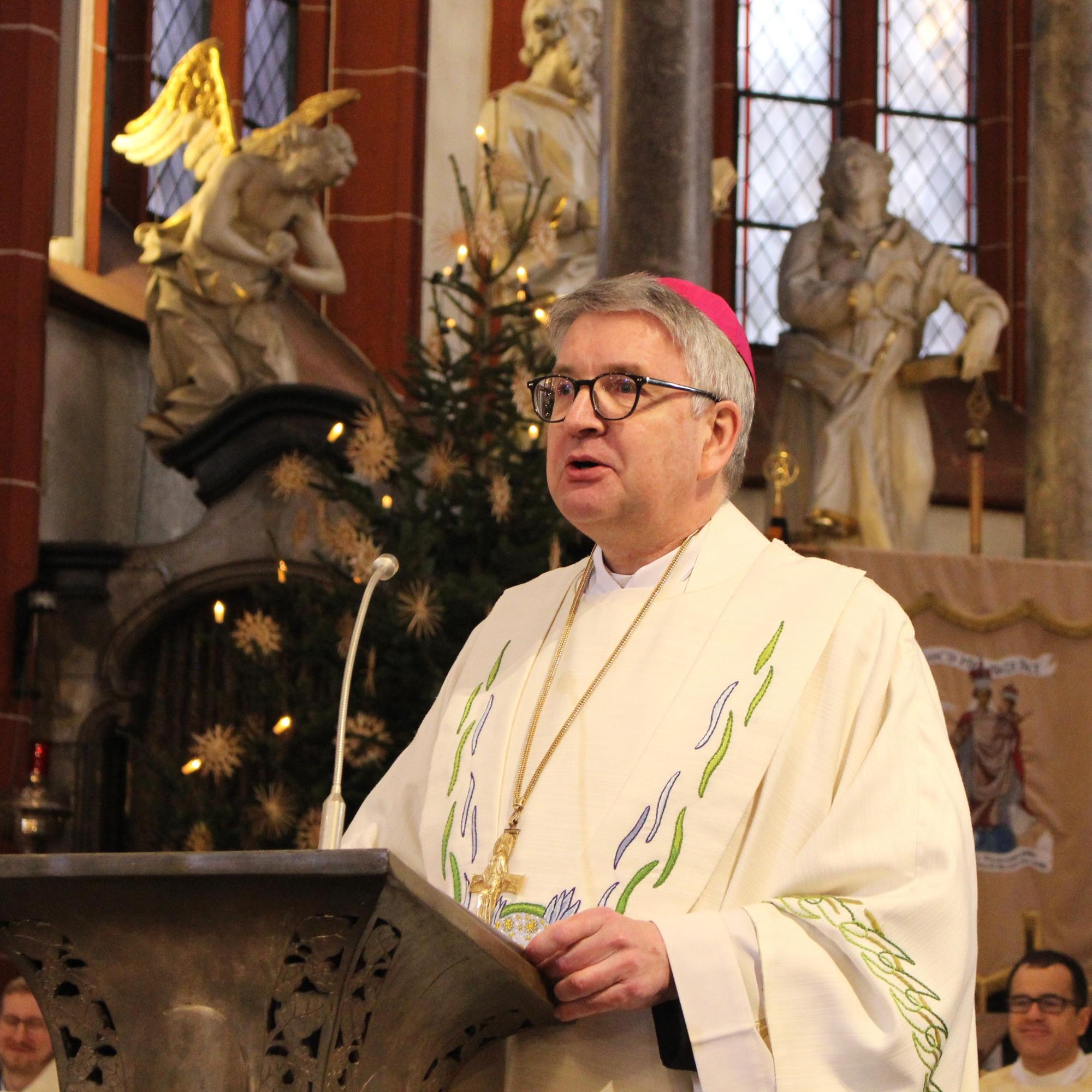 Bingen, 19. Januar 2025: Bischof Peter Kohlgraf bei seiner Predigt im Gründungsgottesdienst der Pfarrei Hl. Hildegard von Bingen, Rhein und Nahe.