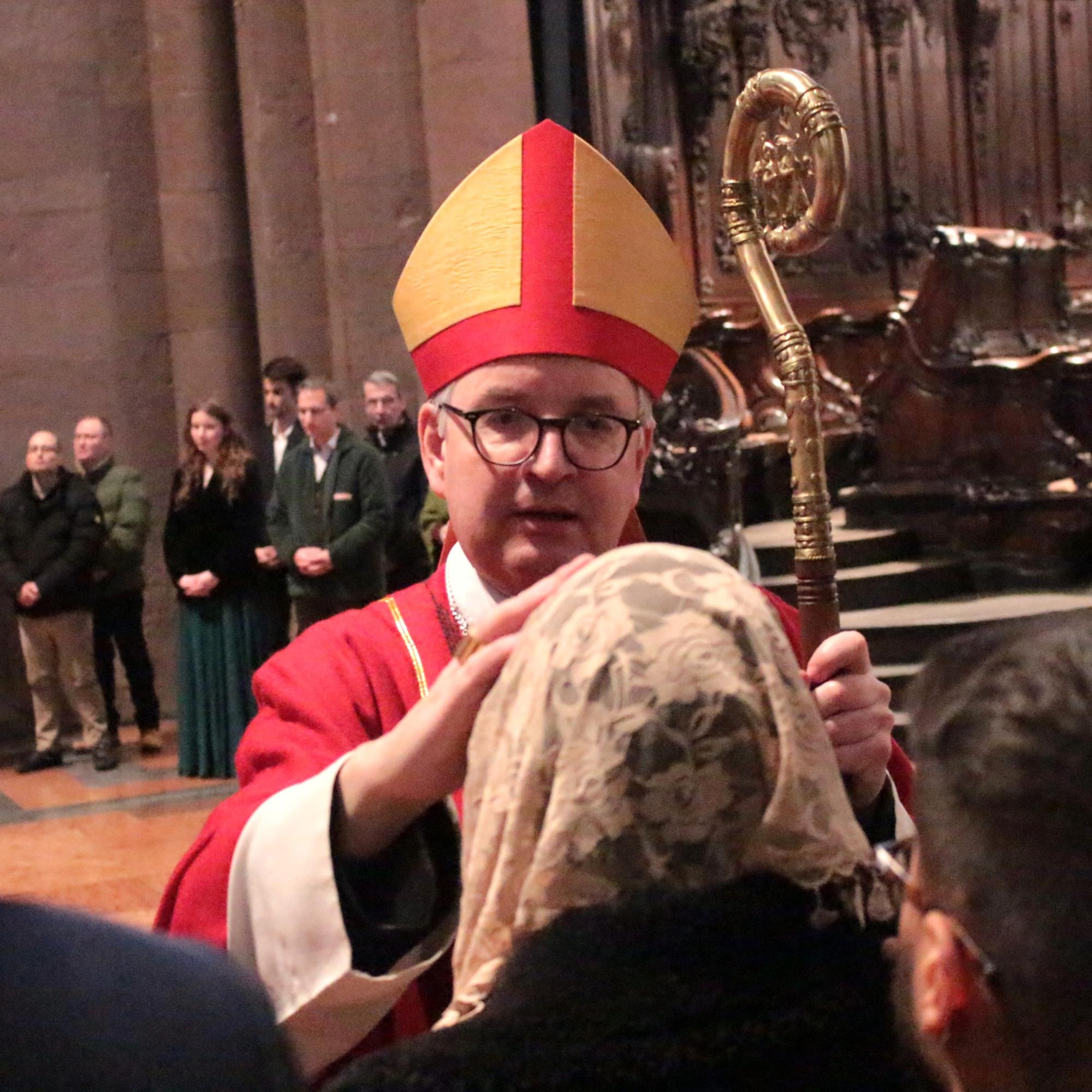 Mainz, 25. Januar 2025: Bischof Peter Kohlgraf bei der Erwachsenenfirmung im Mainzer Dom., begleitet von Diakon Norbert Tiegel (links).