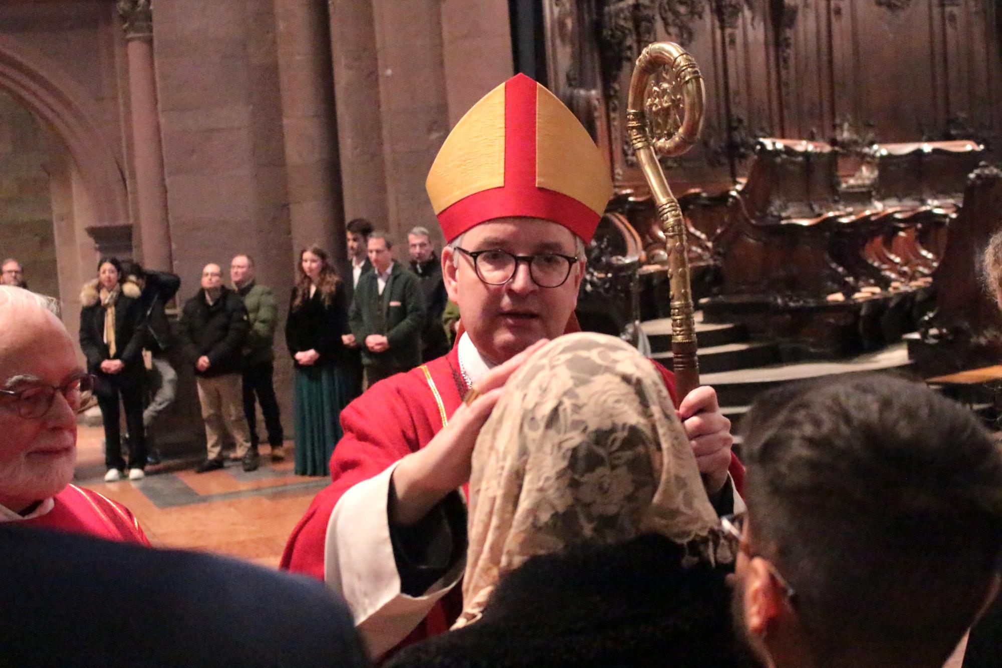 Mainz, 25. Januar 2025: Bischof Peter Kohlgraf bei der Erwachsenenfirmung im Mainzer Dom., begleitet von Diakon Norbert Tiegel (links). (c) Bistum Mainz / Blum