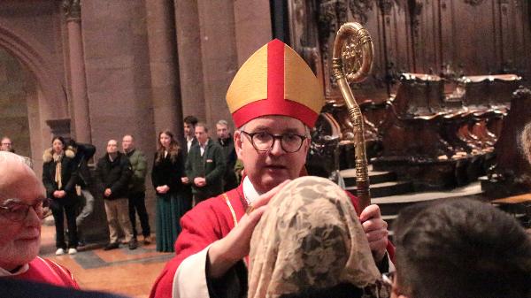 Mainz, 25. Januar 2025: Bischof Peter Kohlgraf bei der Erwachsenenfirmung im Mainzer Dom., begleitet von Diakon Norbert Tiegel (links).