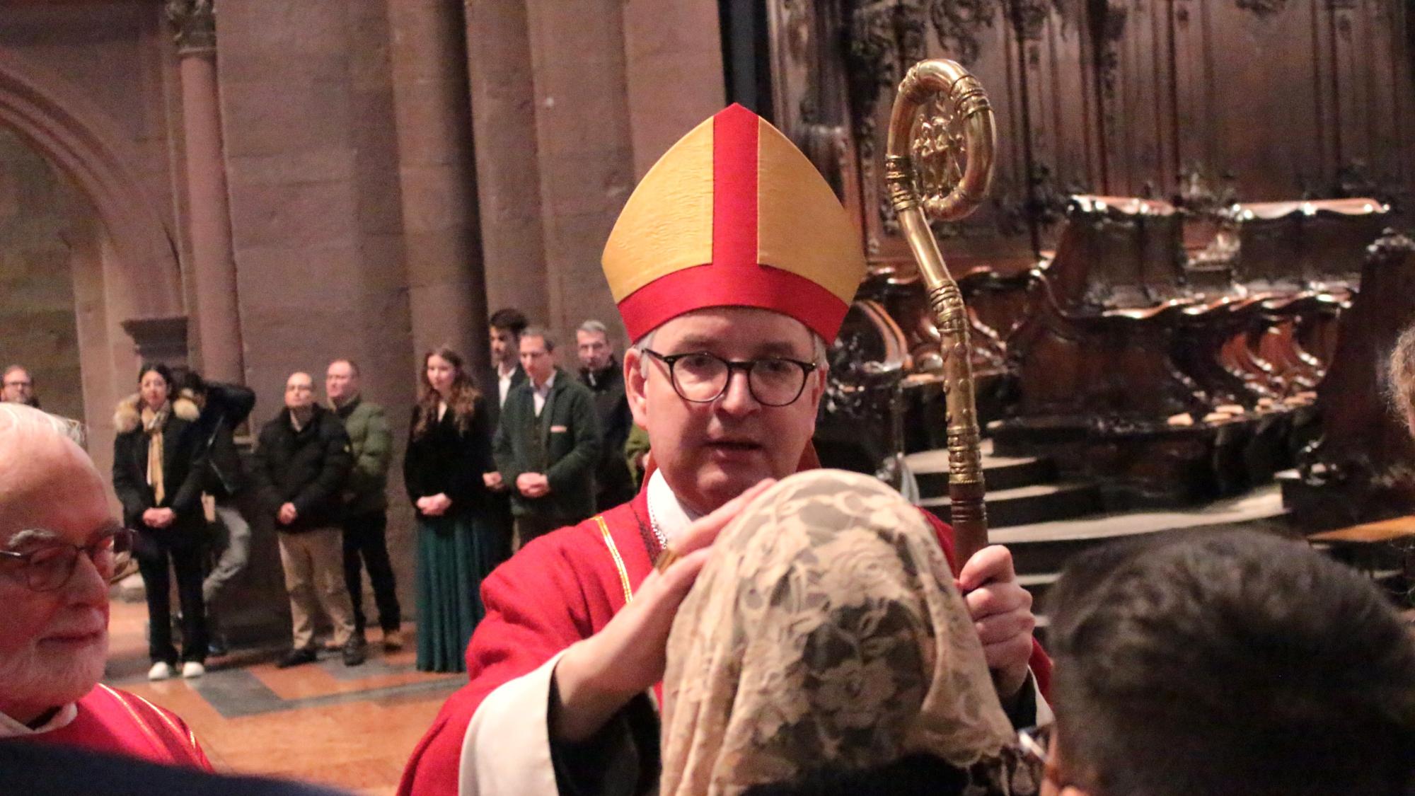 Mainz, 25. Januar 2025: Bischof Peter Kohlgraf bei der Erwachsenenfirmung im Mainzer Dom., begleitet von Diakon Norbert Tiegel (links).