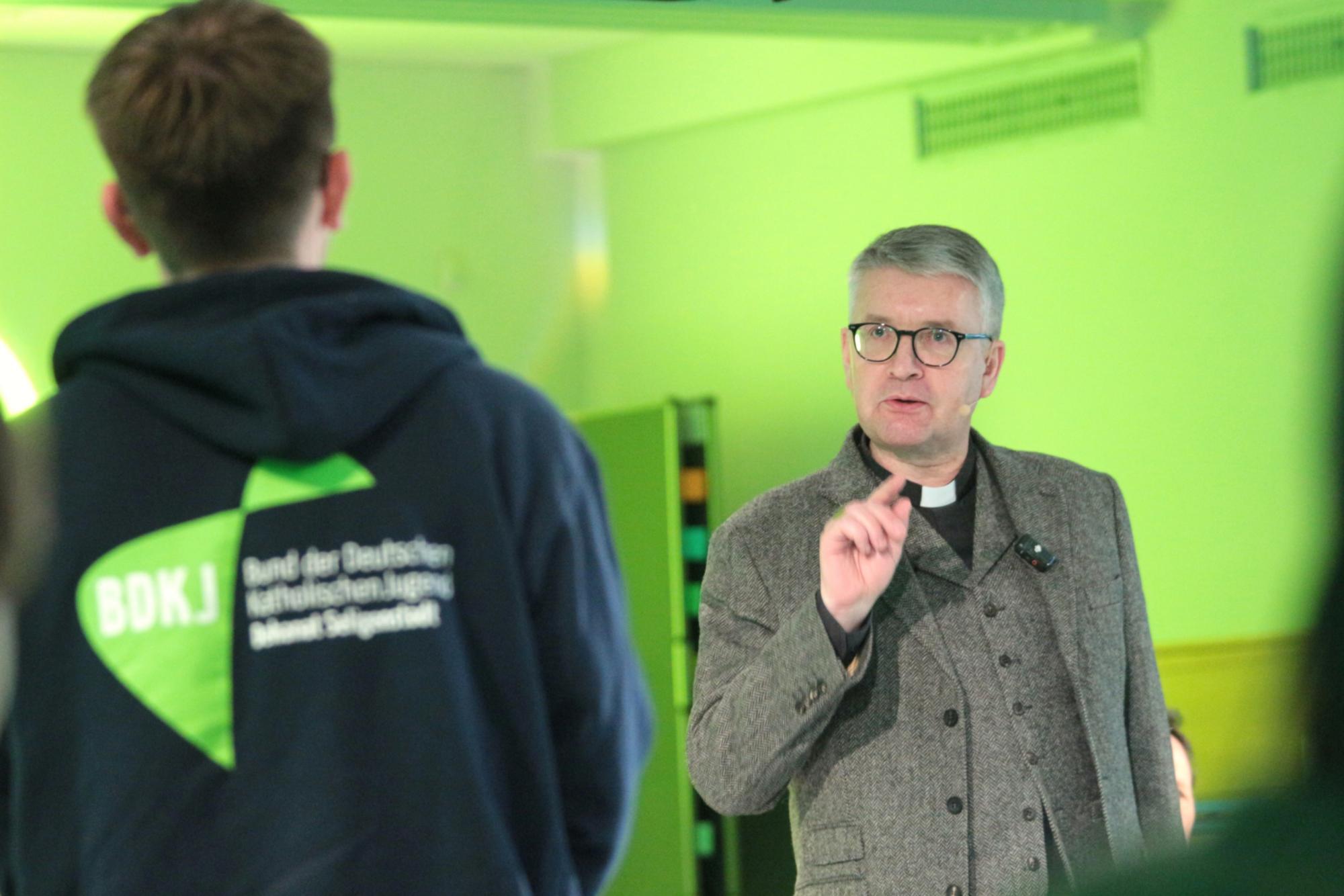 Mainz, 2. Februar 2025: Bischof Peter Kohlgraf stellte sich in einem Townhall-Format den Fragen und Anregungen der Jugendlichen . (c) Bistum Mainz / Blum