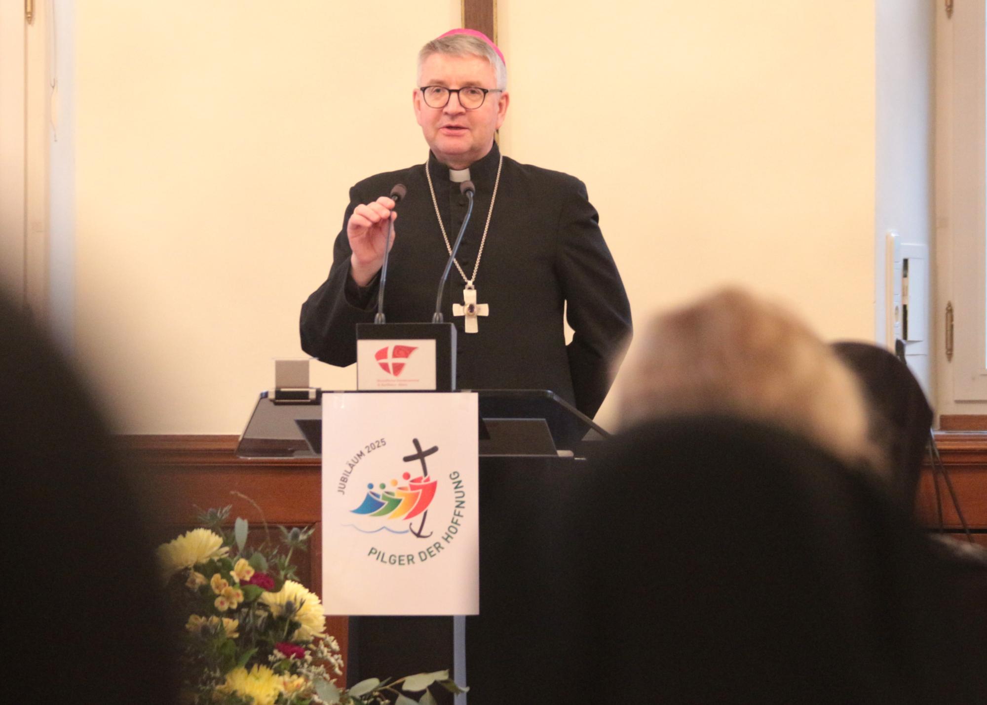Mainz, 3. Februar 2025: Bischof Peter Kohlgraf bei seinem Vortrag in der Aula des Mainzer Priesterseminars. (c) Bistum Mainz / Blum